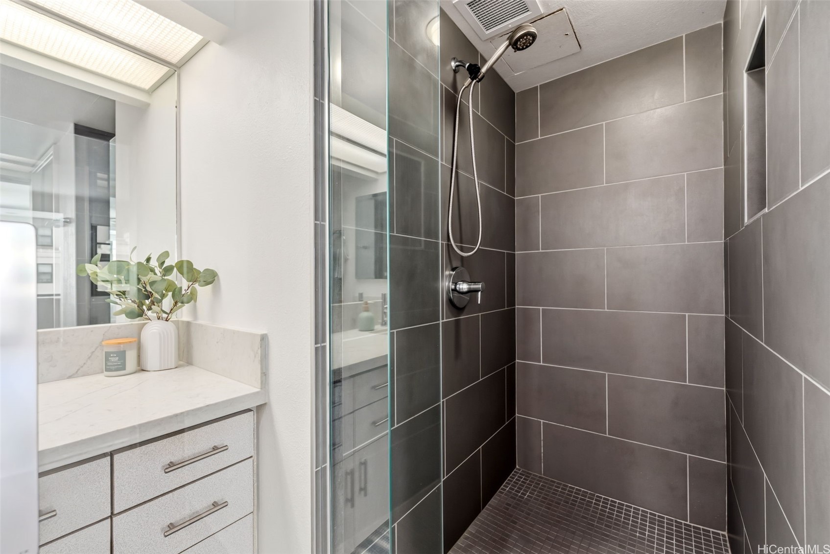 545 Queen Street 543 Property Photo 12
