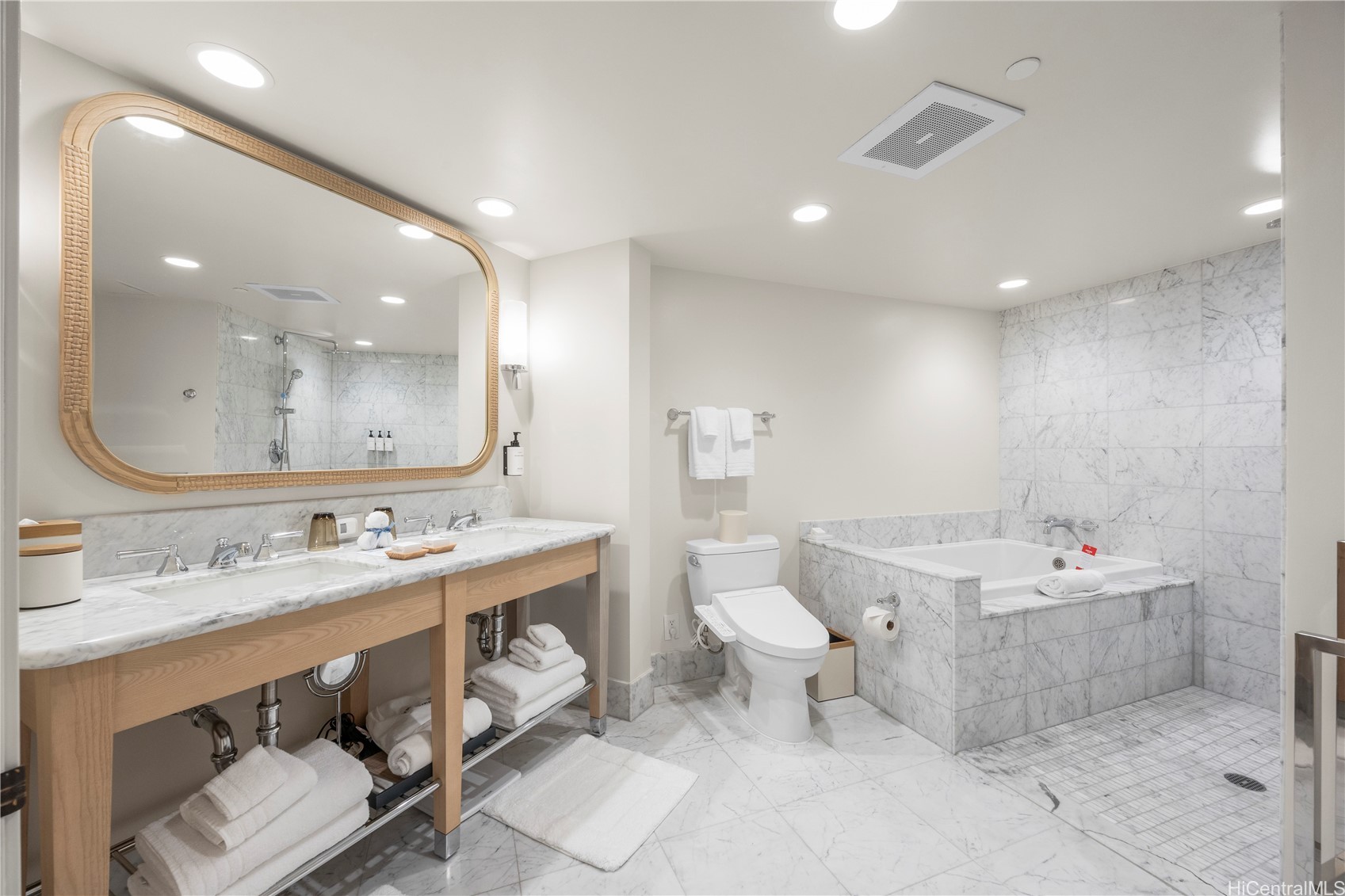 223 Saratoga Roads 807 Property Photo 17