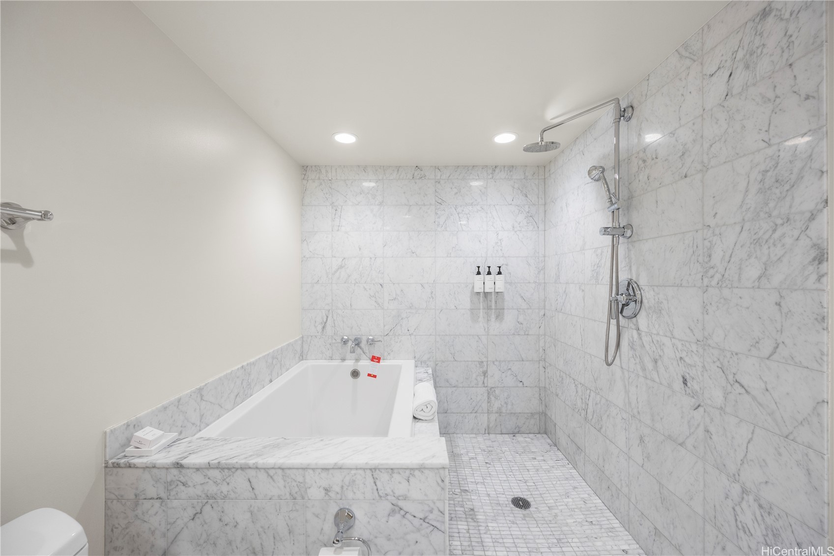 223 Saratoga Roads 807 Property Photo 18