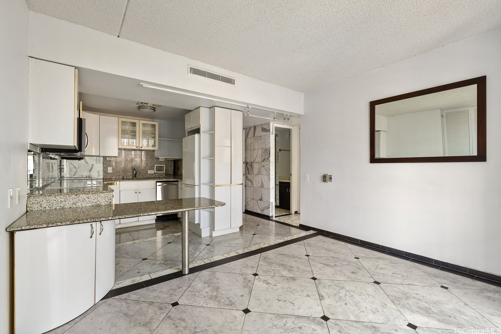 225 Queen Street 23e Property Photo 6