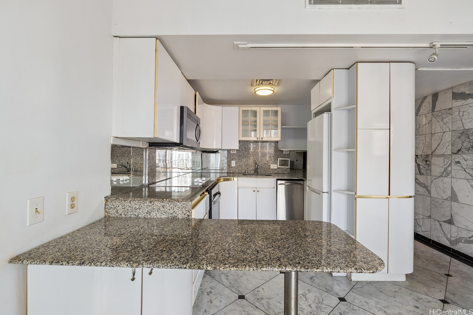 225 Queen Street 23e Property Photo 8