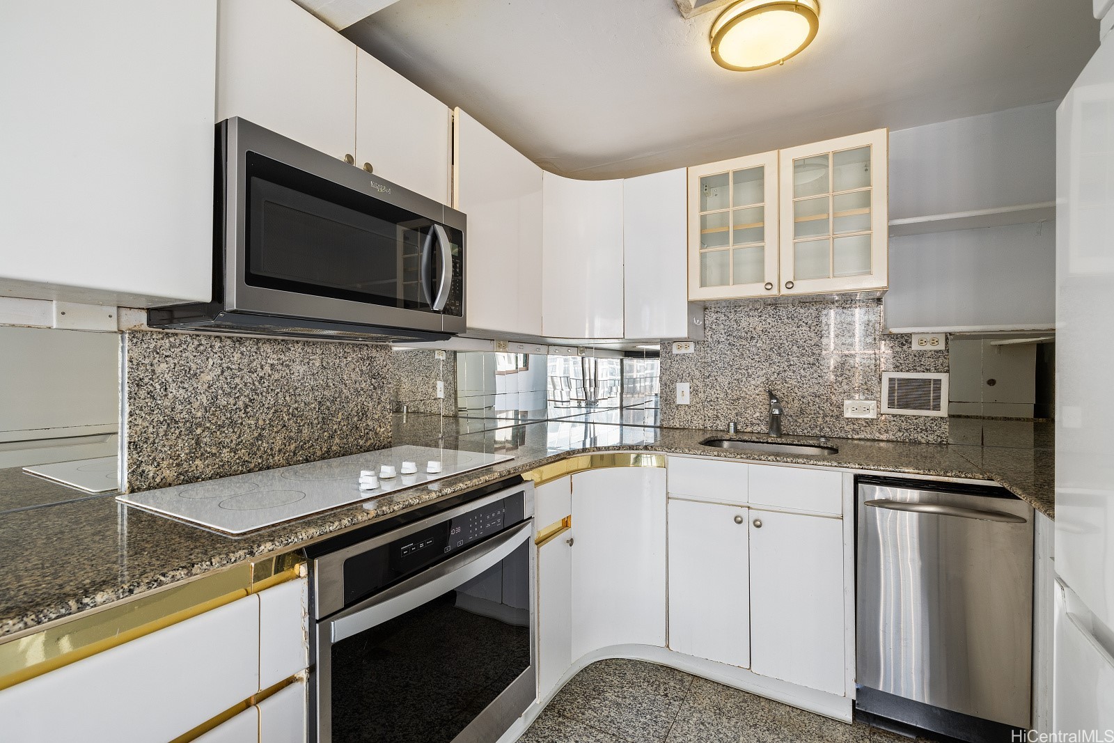 225 Queen Street 23e Property Photo 9
