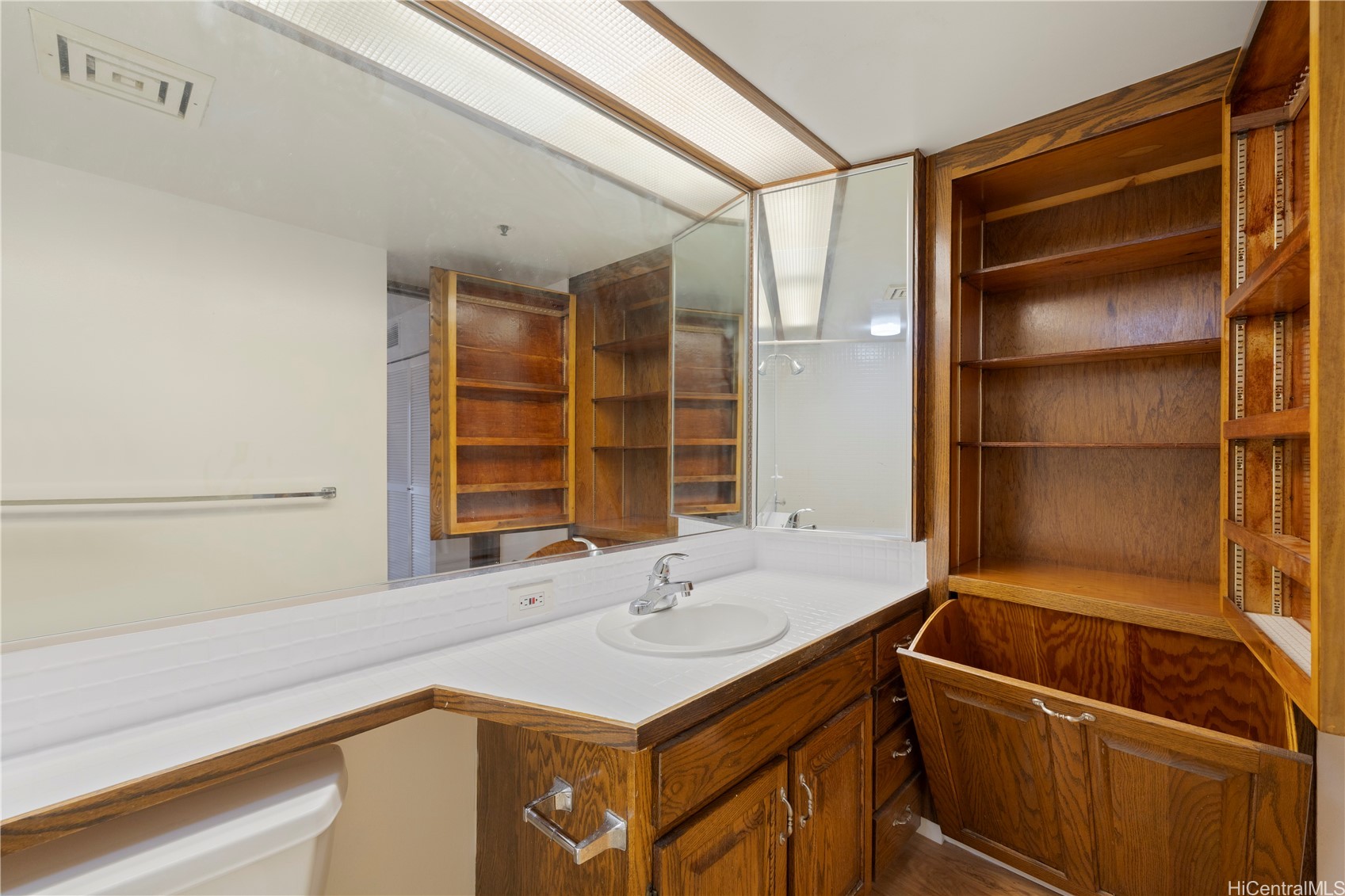 555 Hahaione Street 5e Property Photo 15