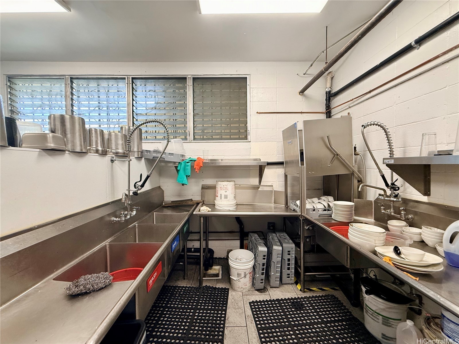 909 Isenberg Streets Property Photo 3