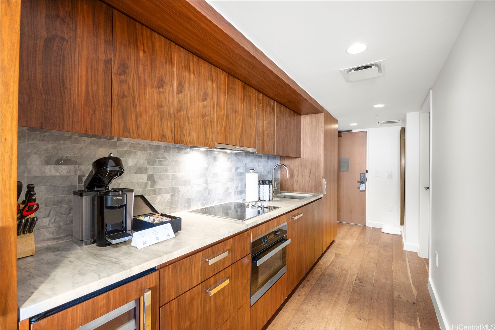 383 Kalaimoku Streets E2903 Property Photo 18