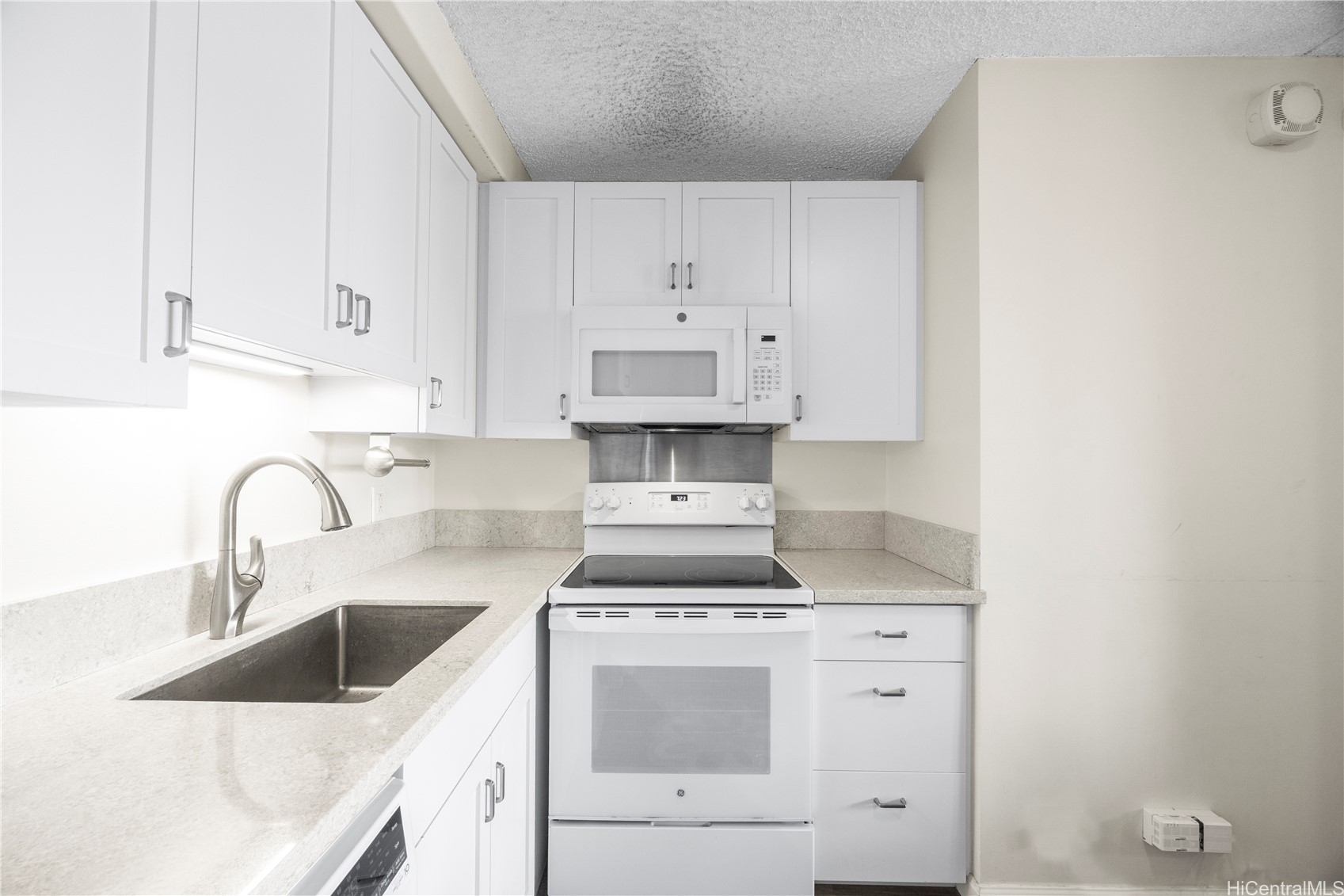 2240 Kuhio Avenue 1802 Property Photo 4