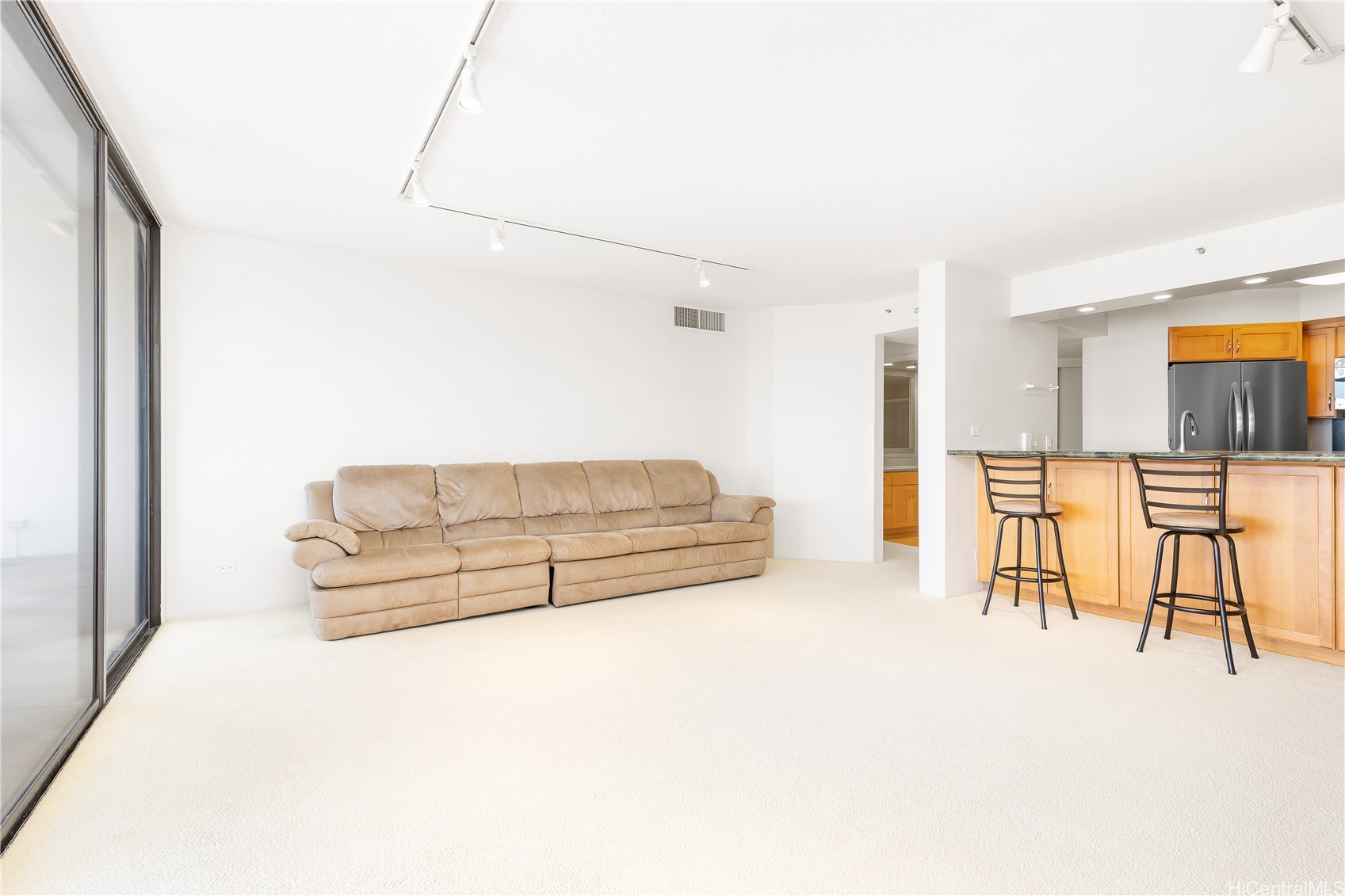 583 Kamoku Street Ph7 Property Photo 3