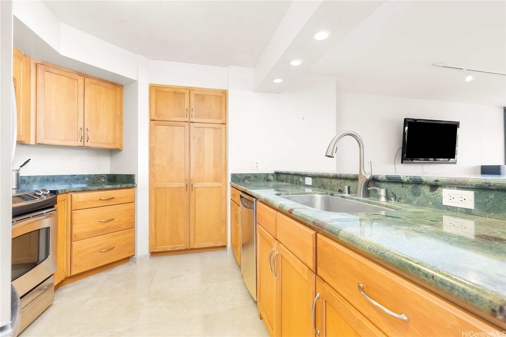 583 Kamoku Street Ph7 Property Photo 6