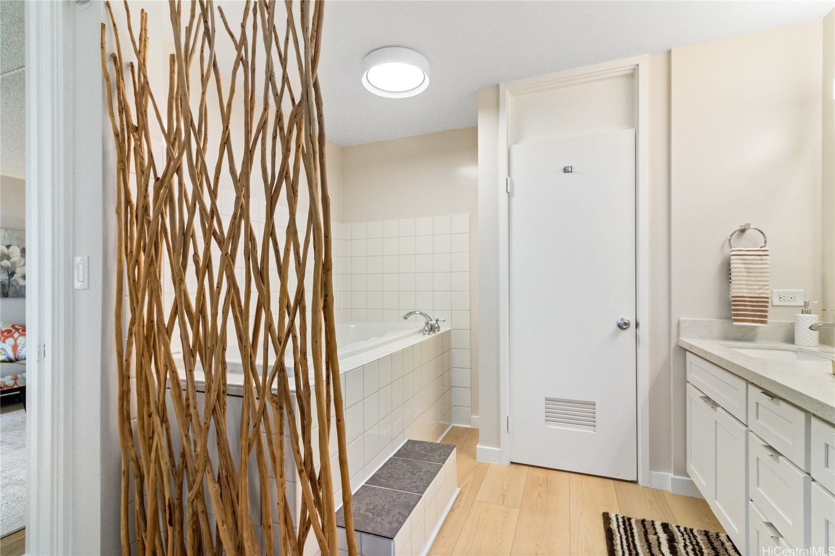469 Ena Road 1511 Property Photo 5