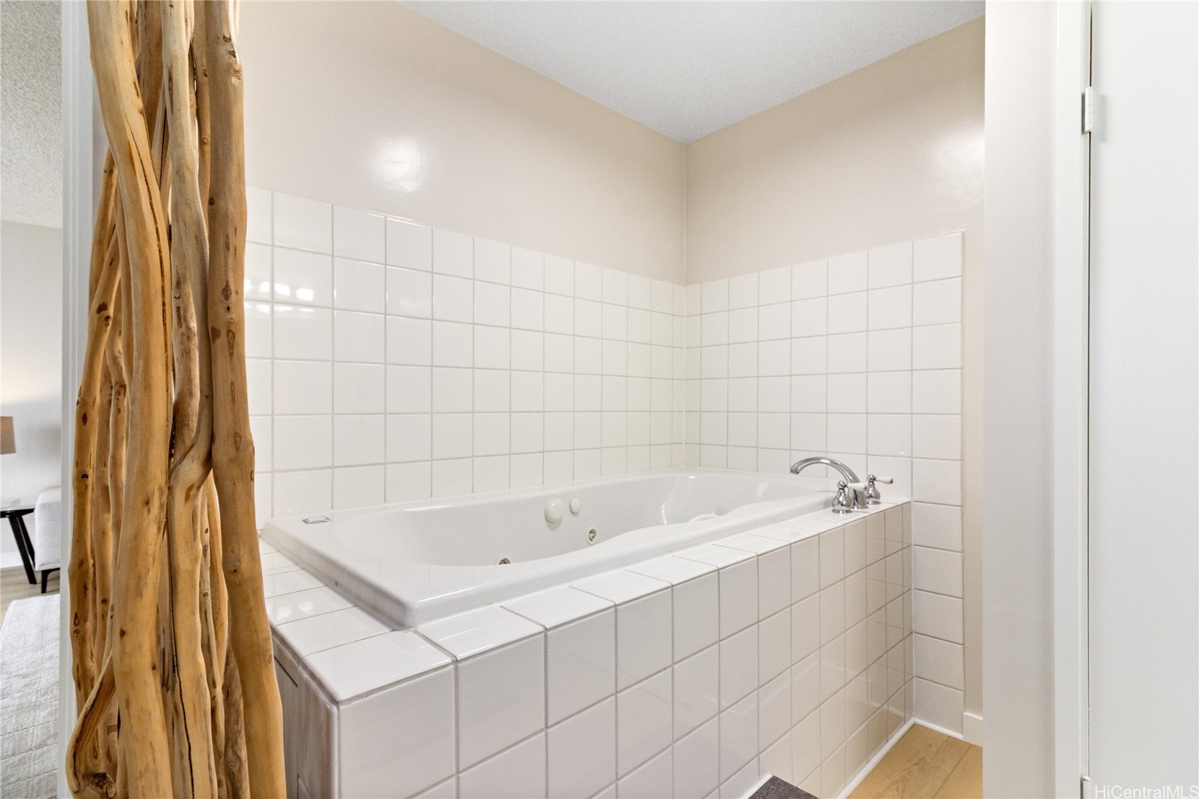 469 Ena Road 1511 Property Photo 6