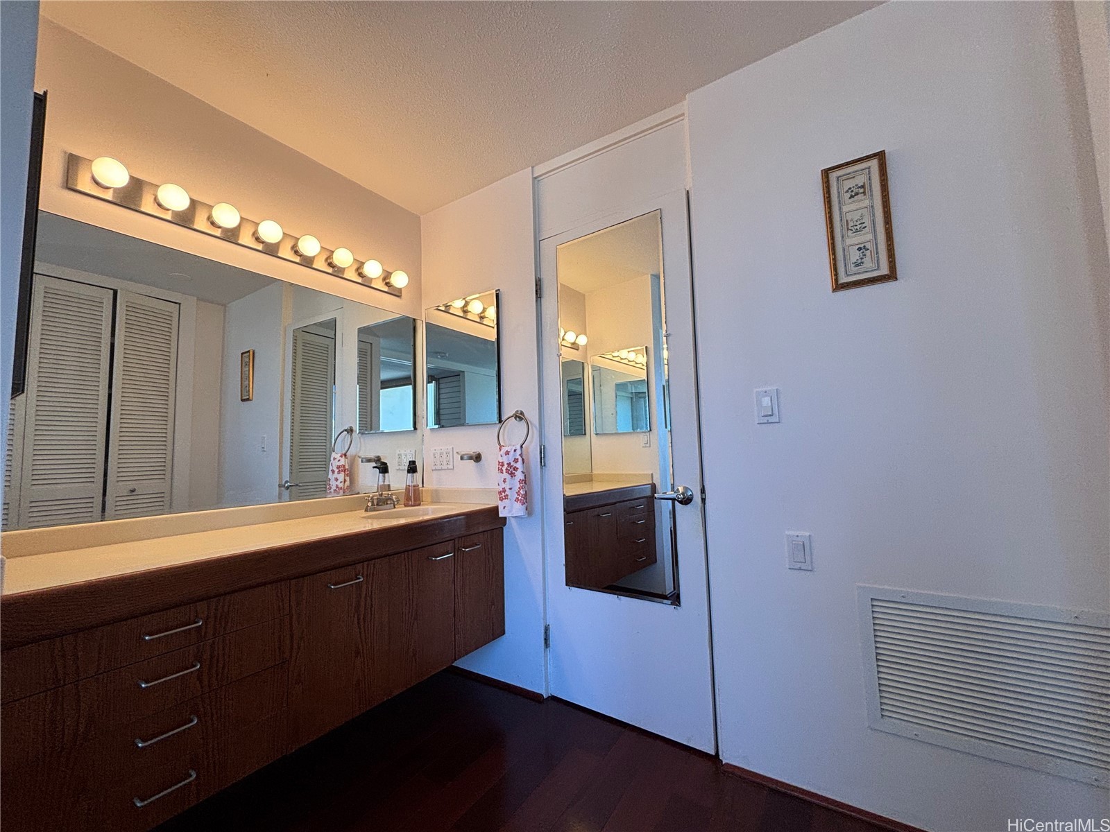 469 Ena Road 2104 Property Photo 10