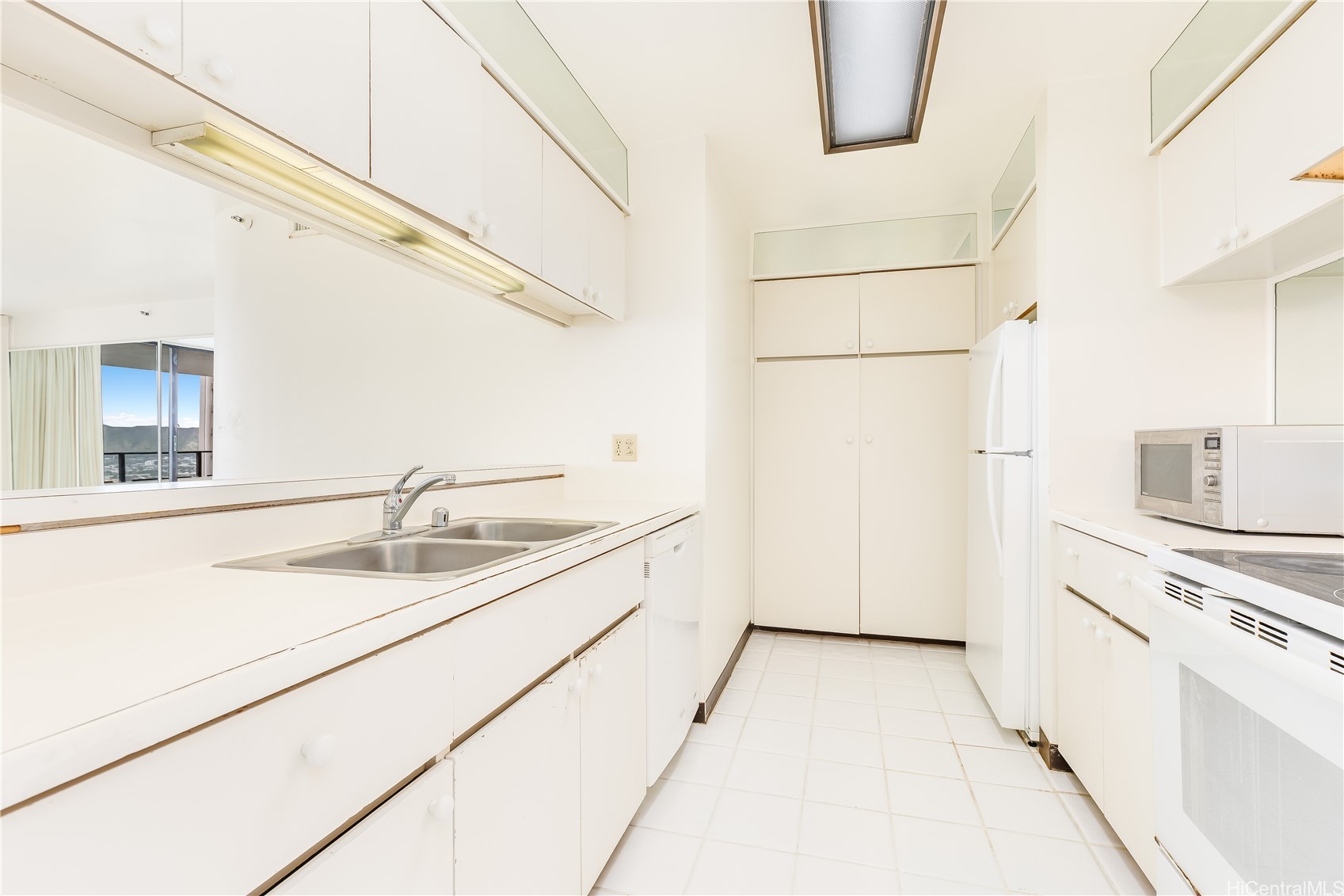 581 Kamoku Street 2904 Property Photo 10