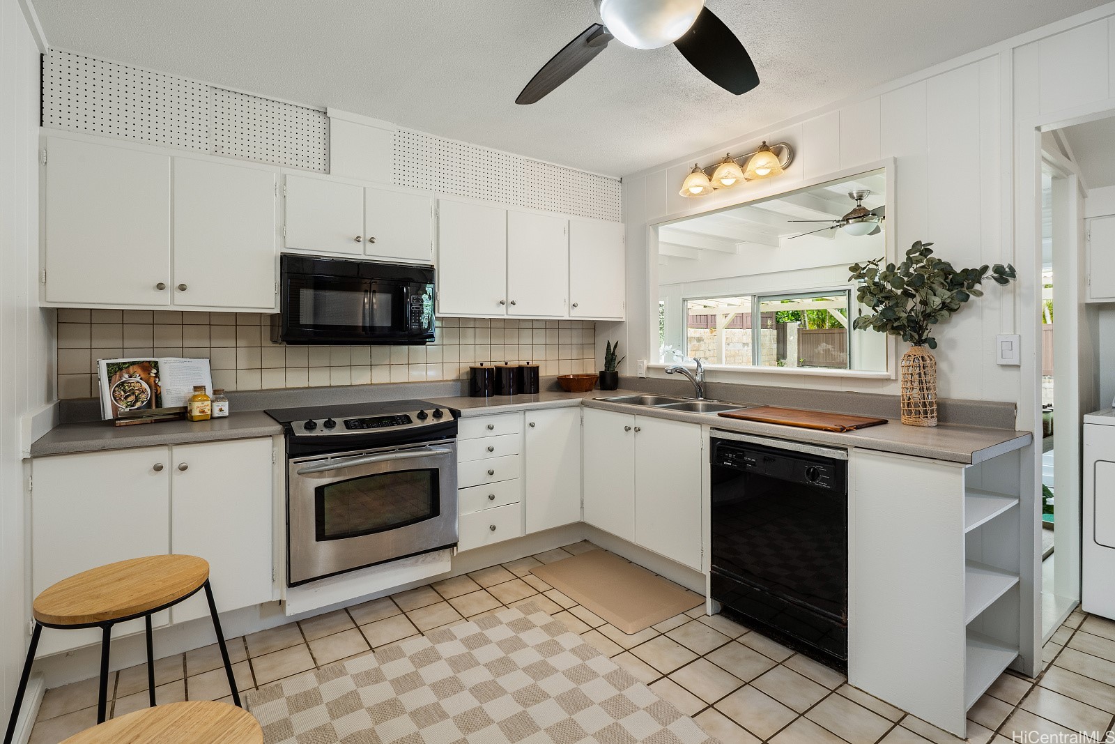 1031 Lunaai Place Property Photo 6