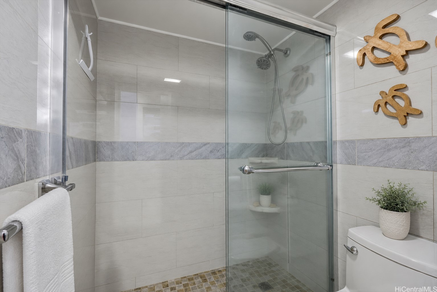 411 Hobron Lane 3702 Property Photo 6
