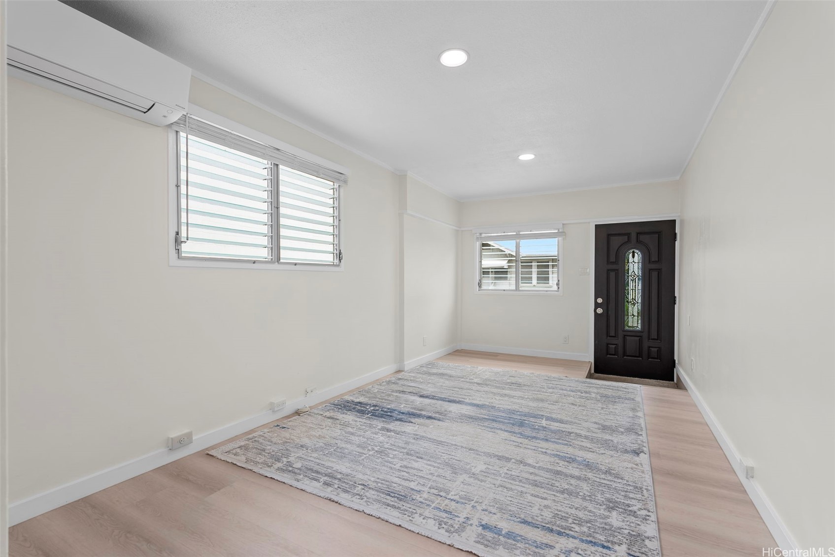 1113 Villa Lane Property Photo 3