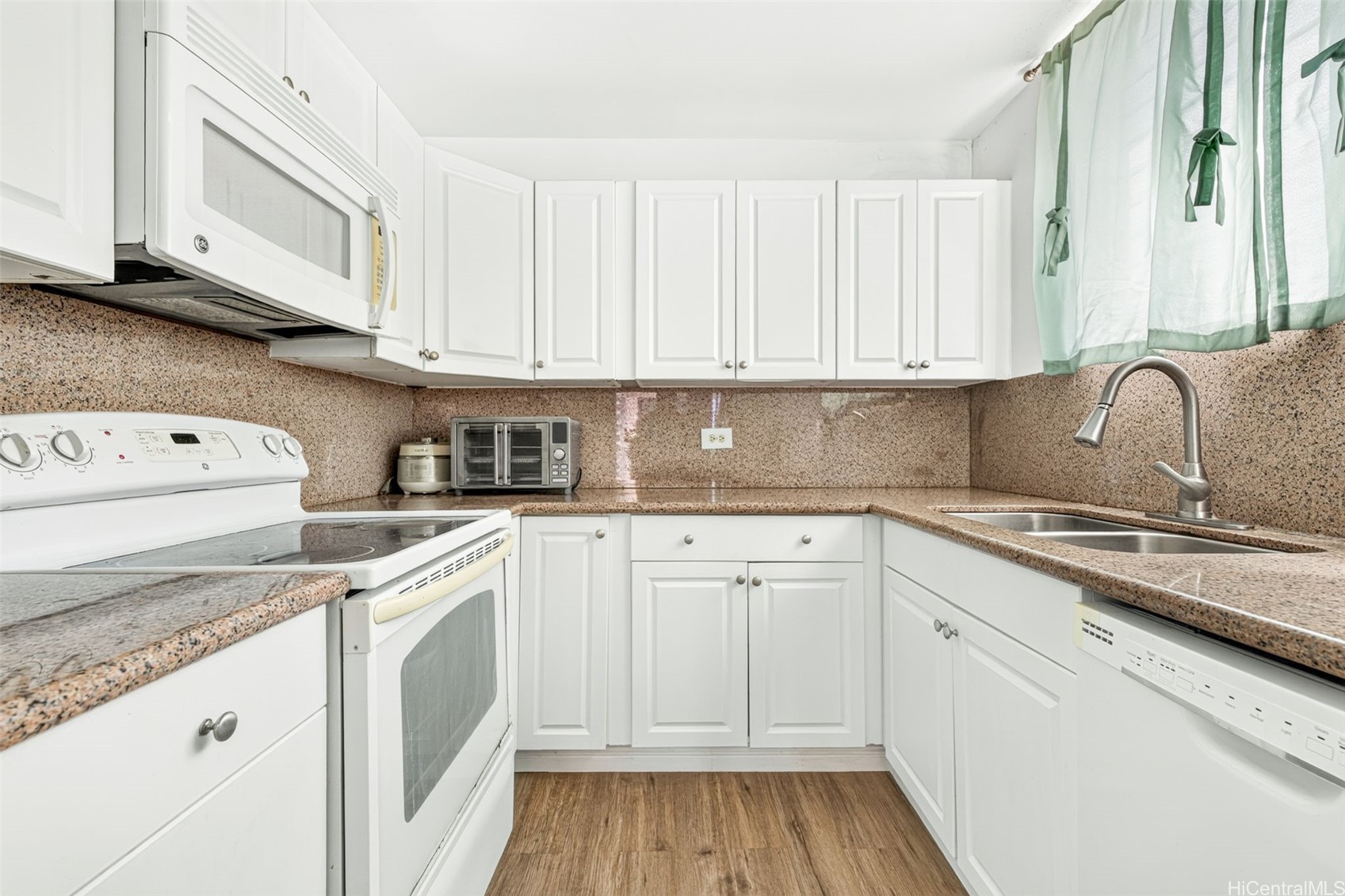 469 Ena Road 1512 Property Photo 4