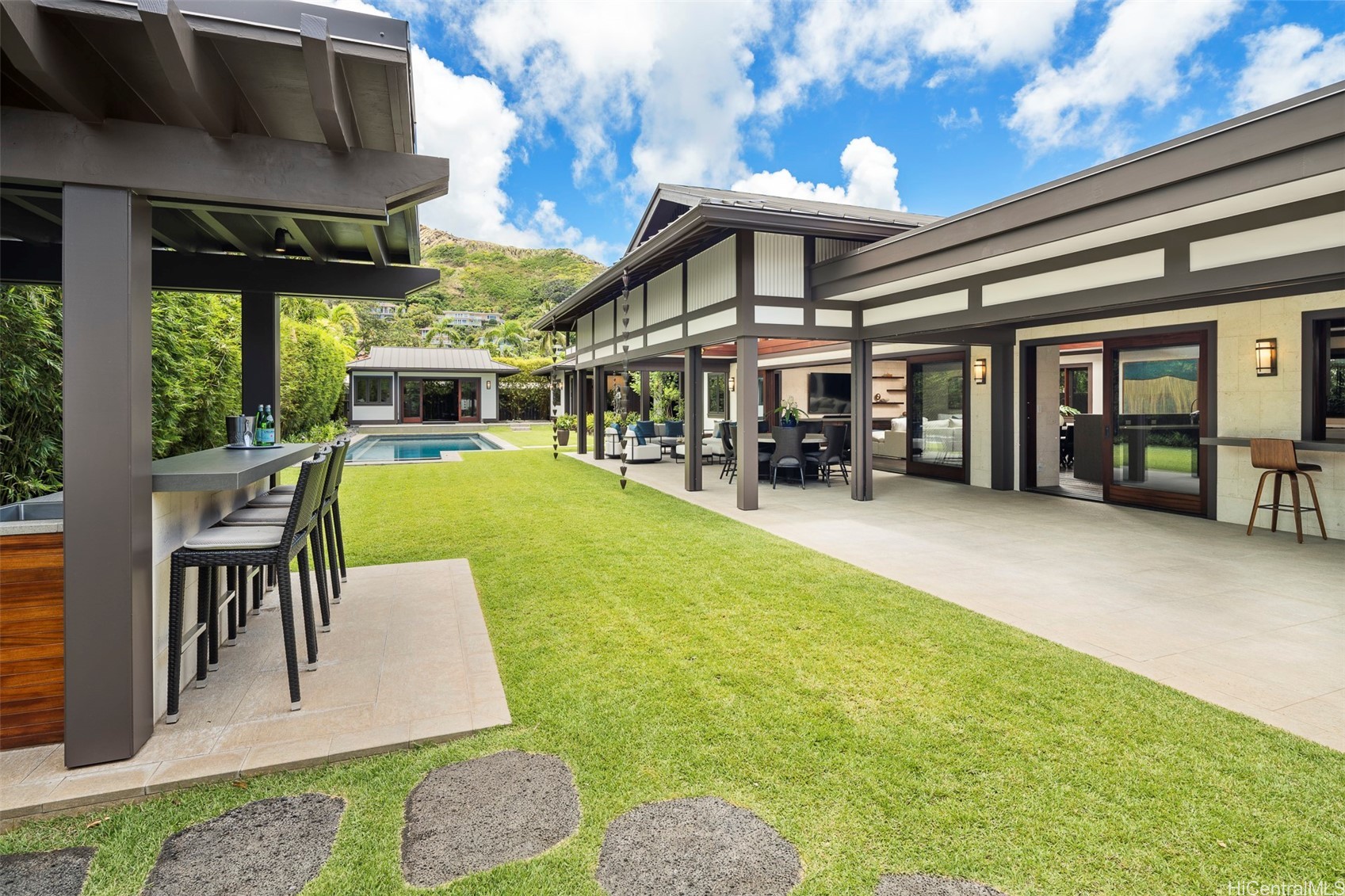 1011 Mokulua Drive Property Photo 22