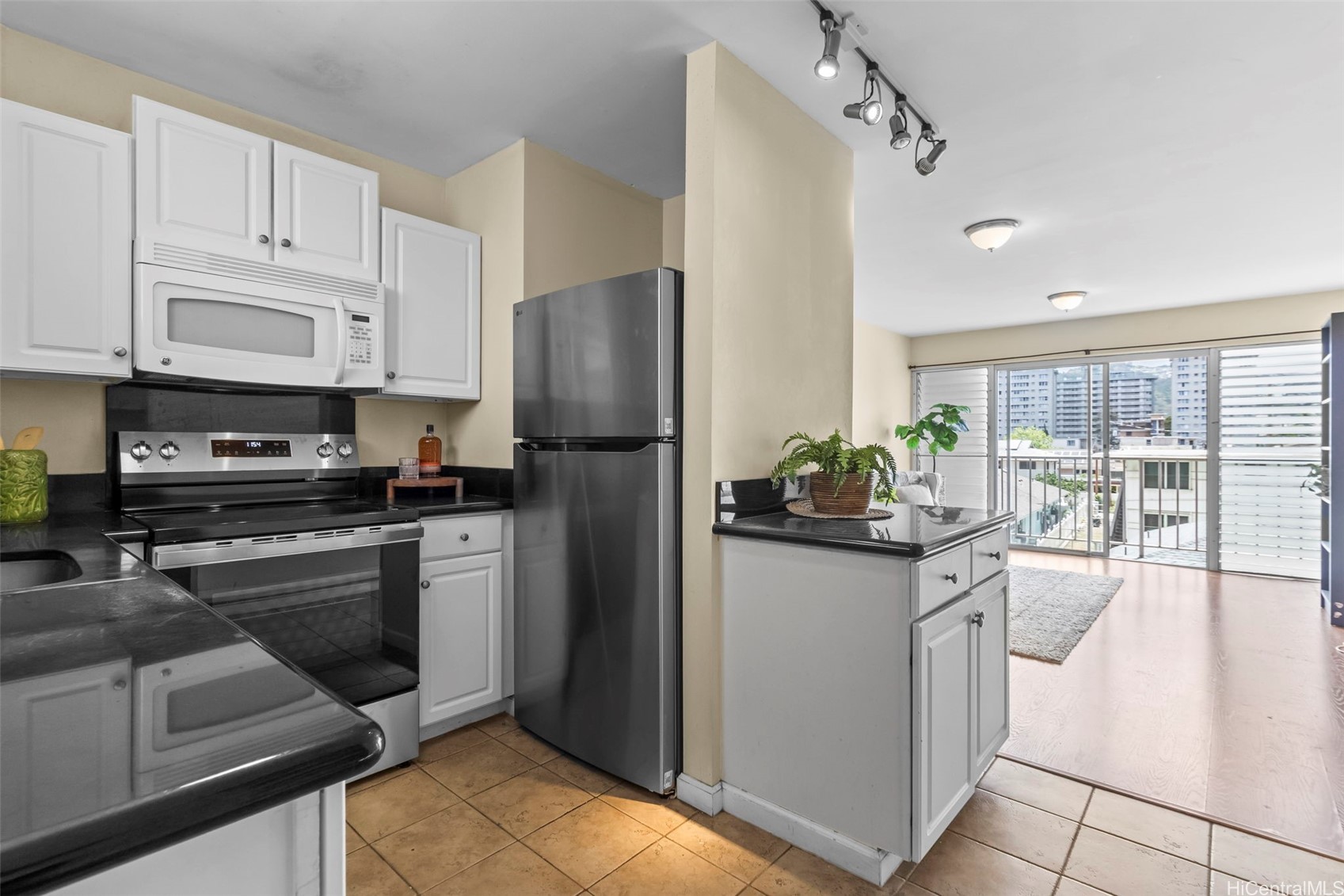 2440 Date Street 303 Property Photo 6