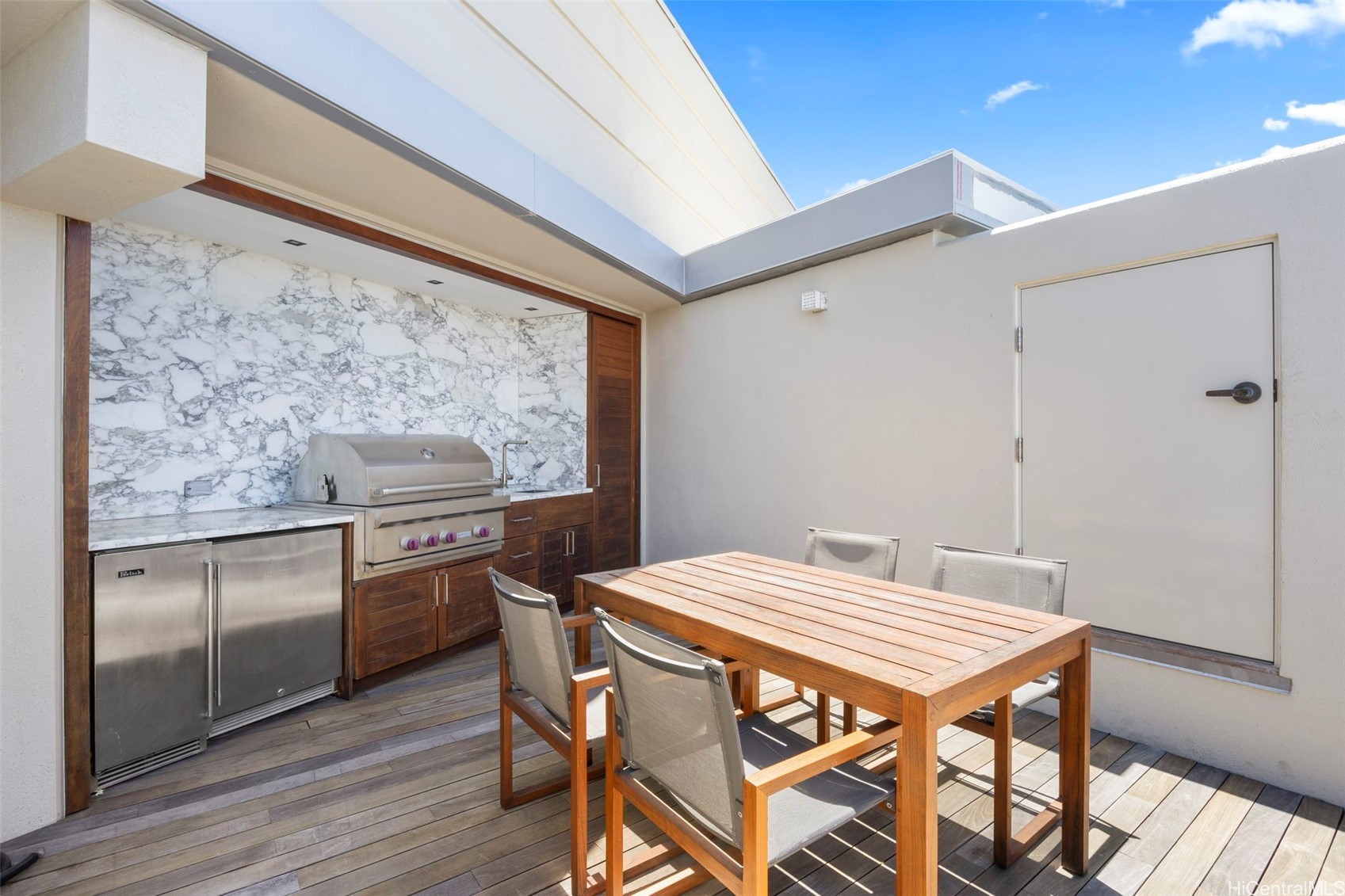 383 Kalaimoku Street G Property Photo 22