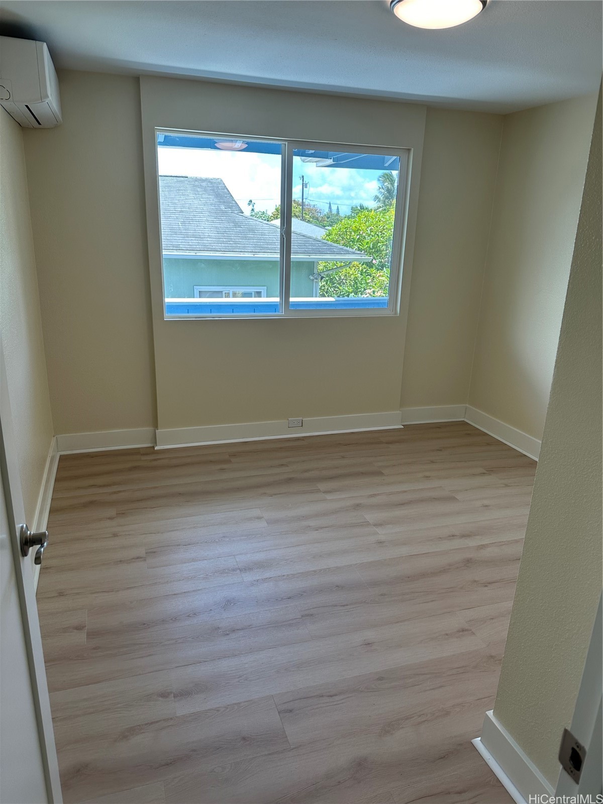202613573 Property Photo 5