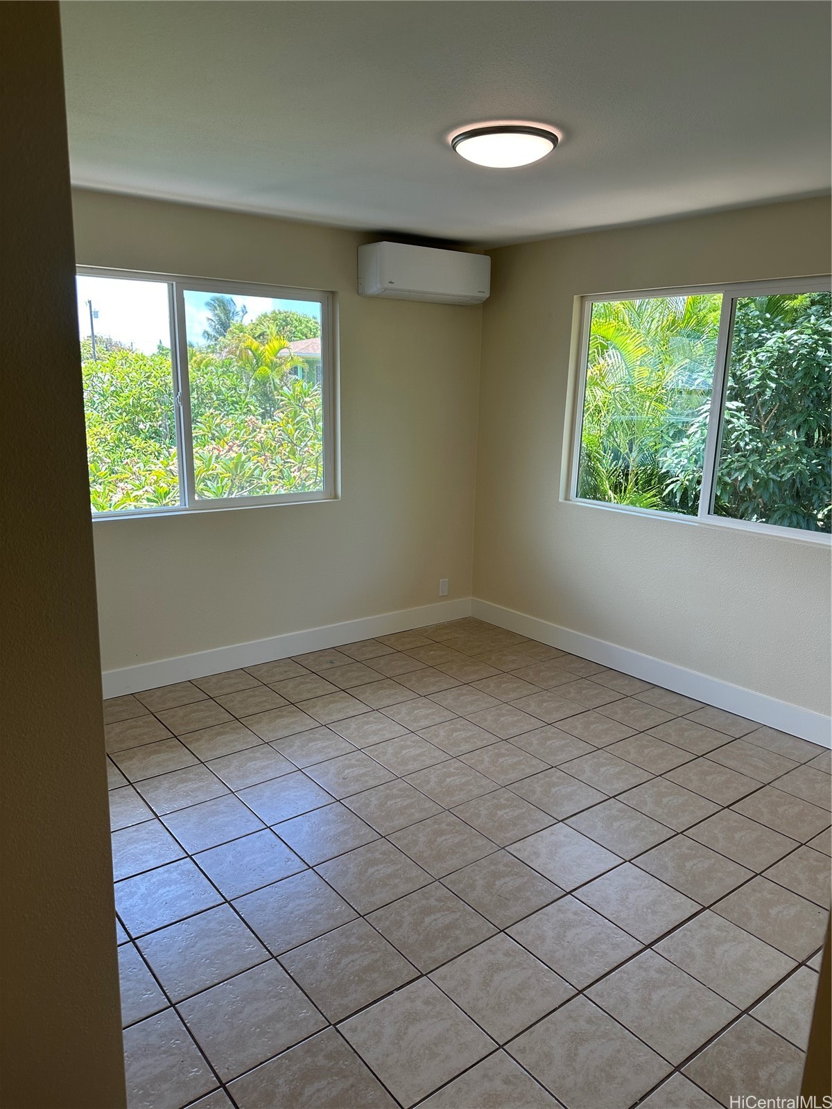 202613573 Property Photo 6