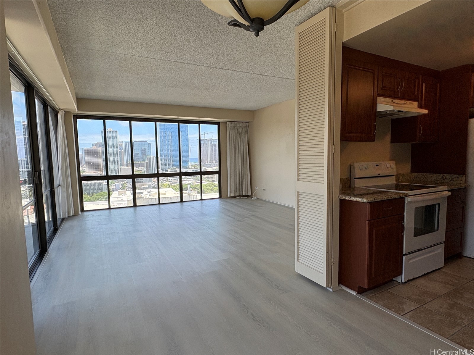 700 Richards Street 1806 Property Photo 6