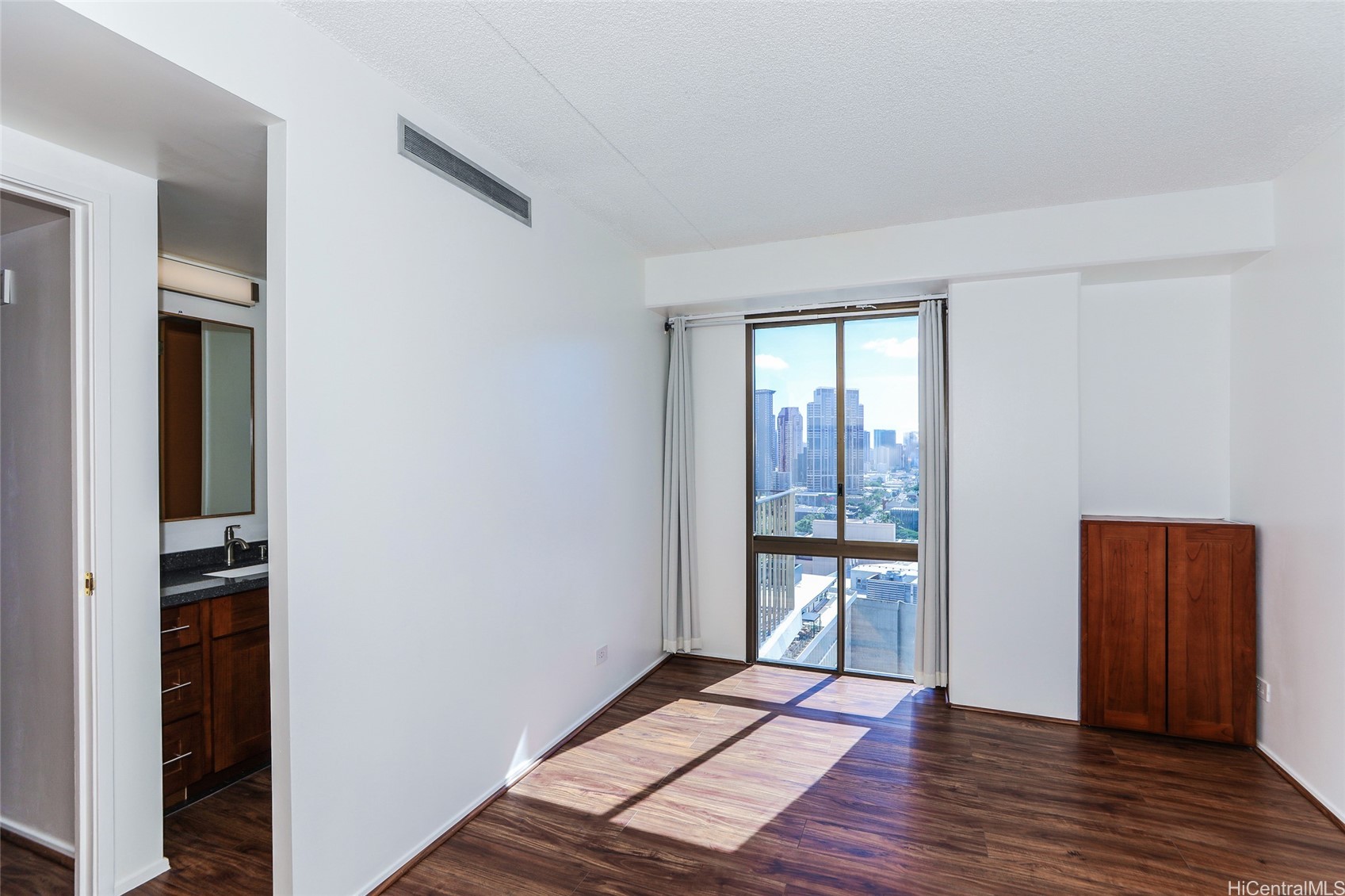 225 Queen Street 20d Property Photo 12