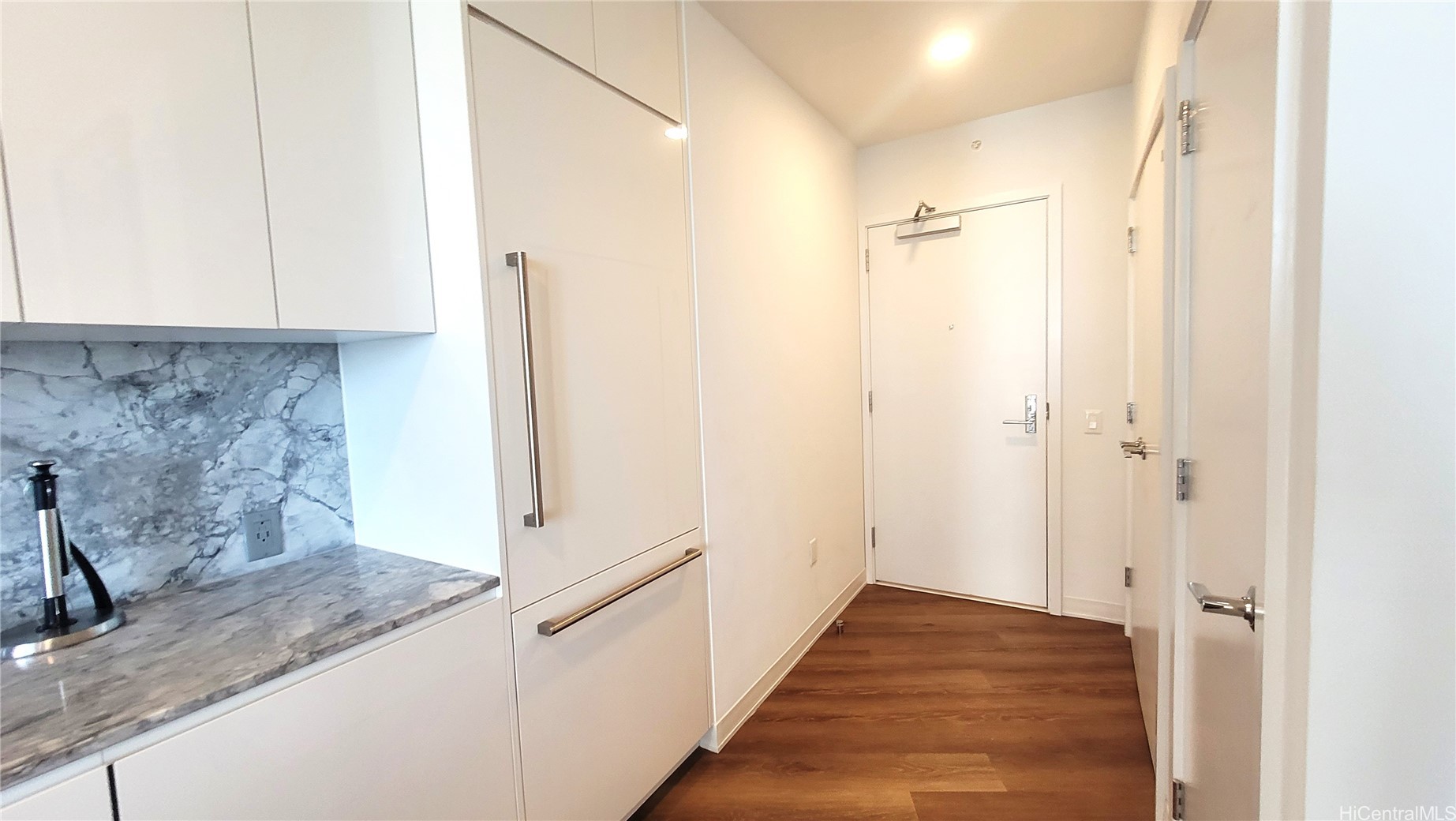987 Queen Street 2100 Property Photo 6