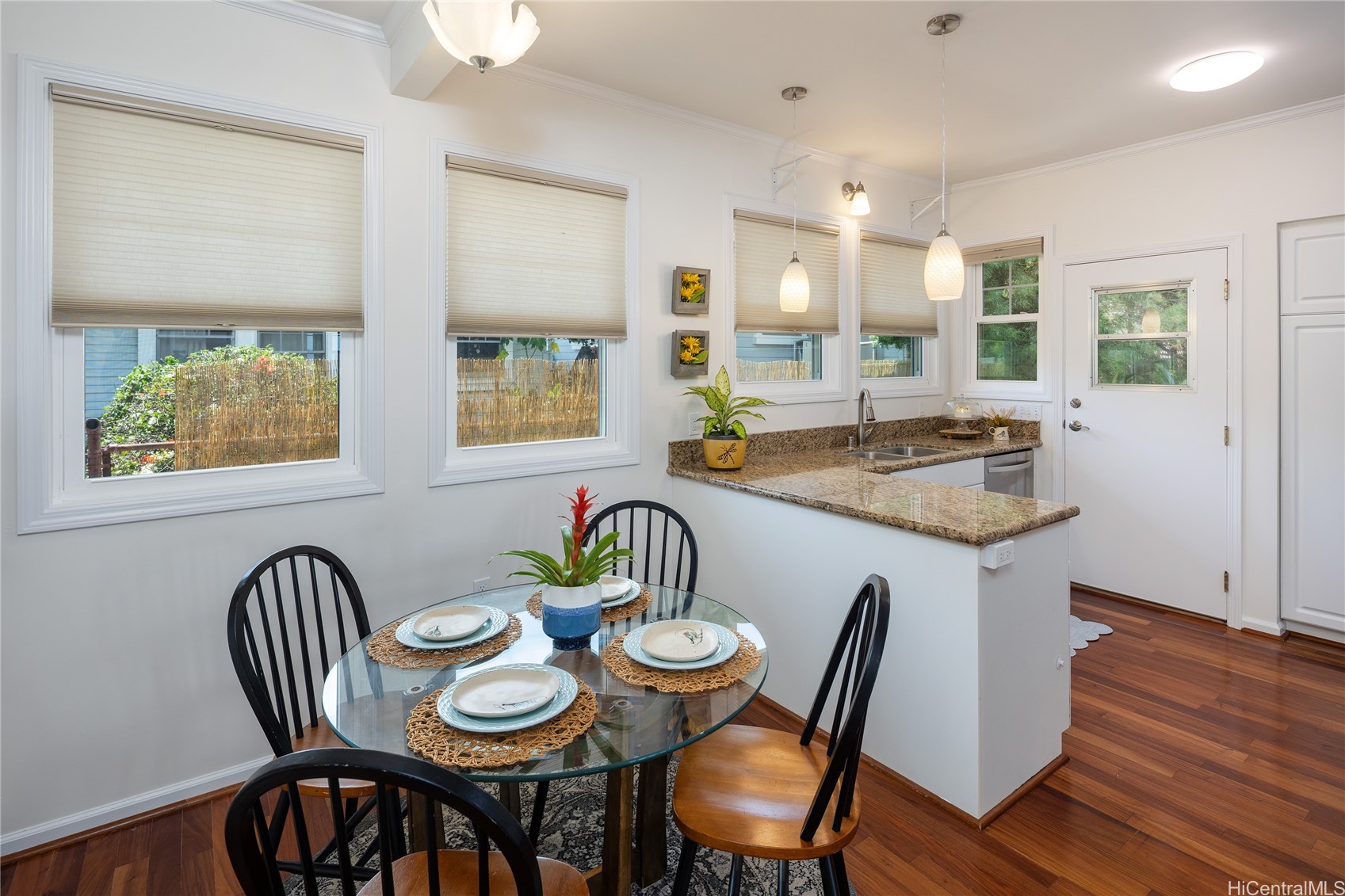 1439 Center Street Property Photo 4