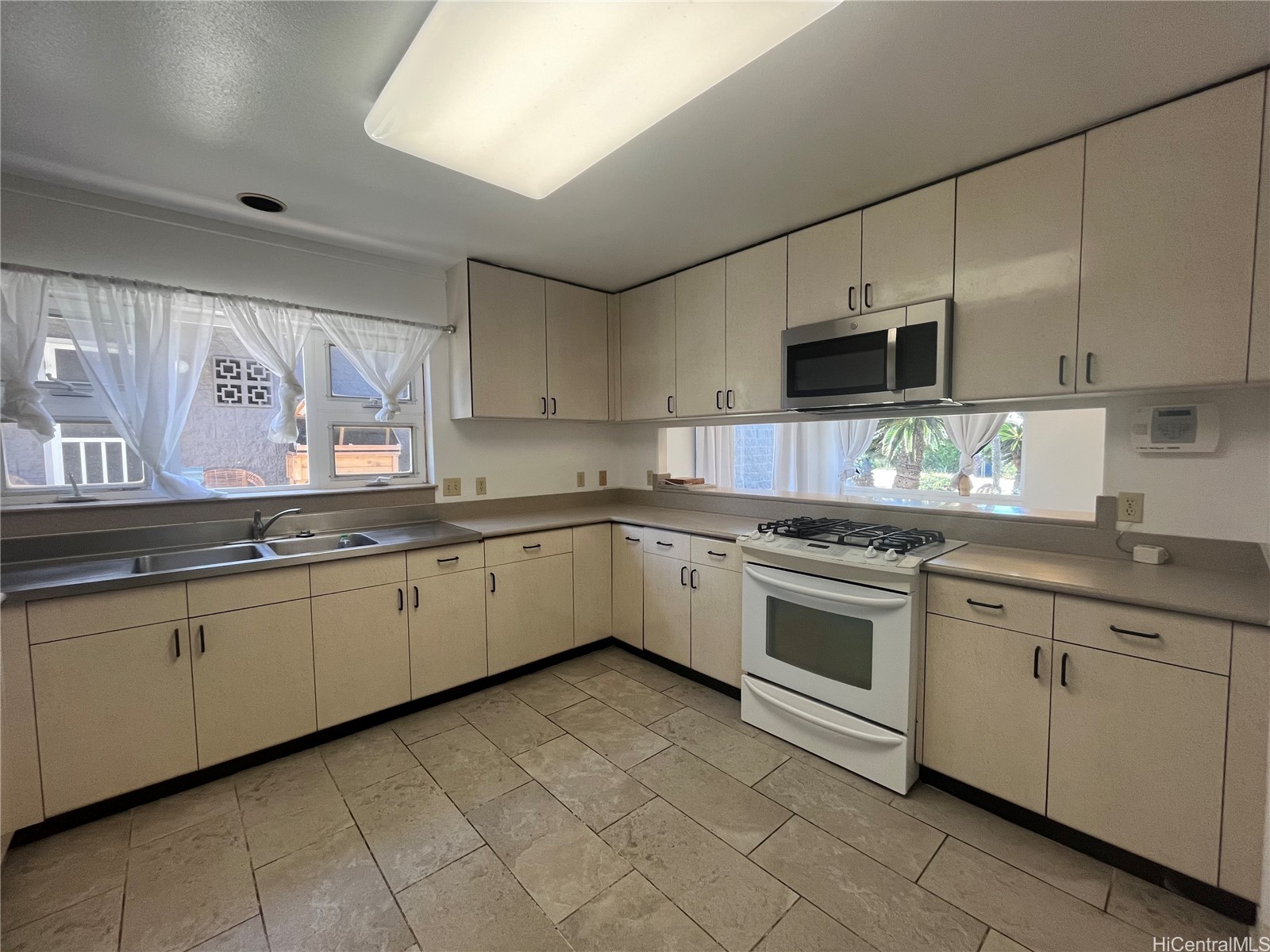 3388 Kilauea Avenue Property Photo 6