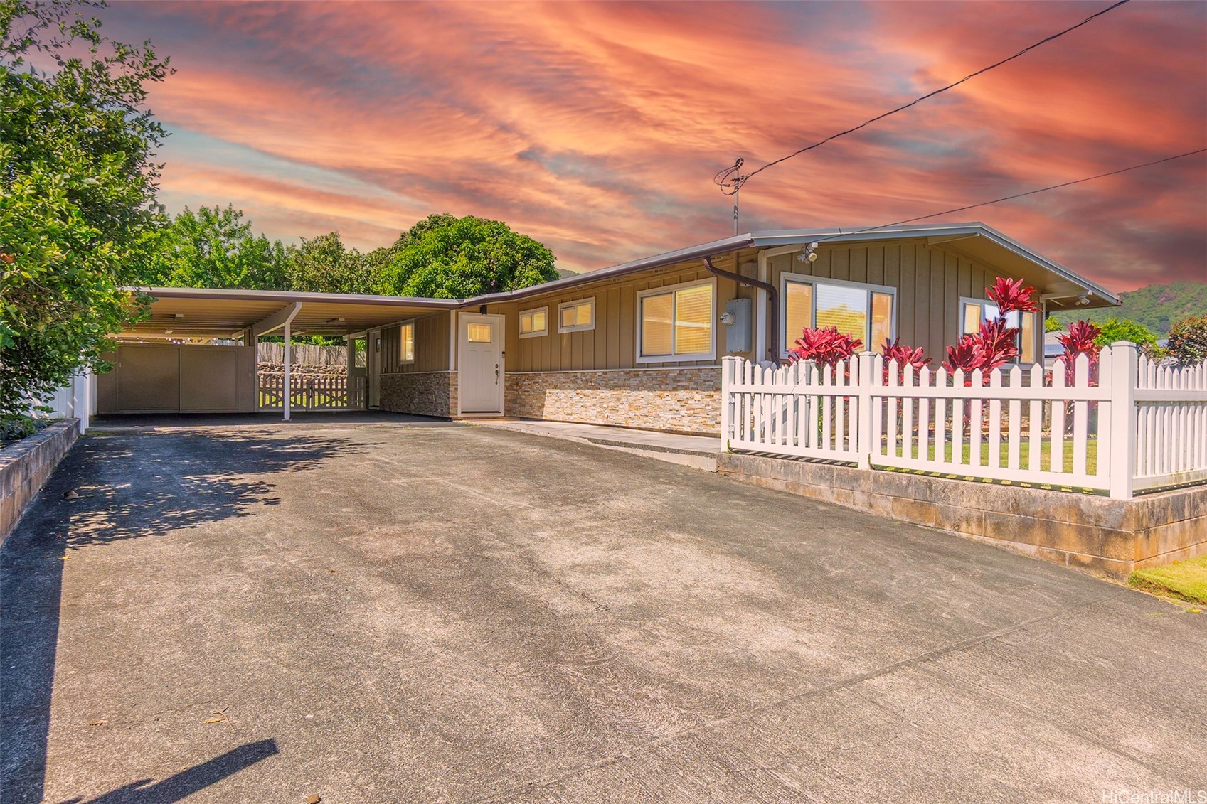 558 Ulumu Street Property Photo 1
