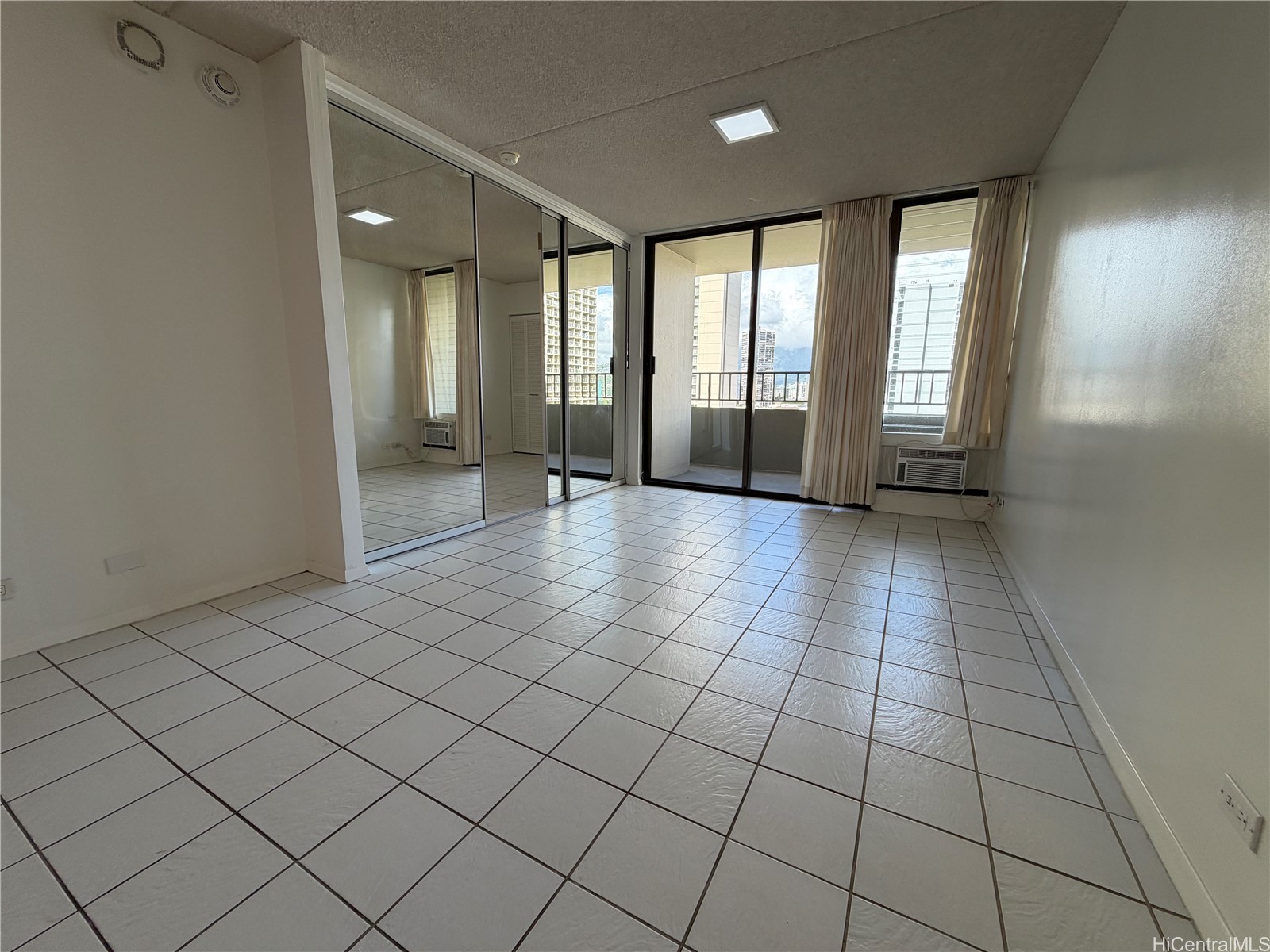 2240 Kuhio Avenue 1002 Property Photo 3