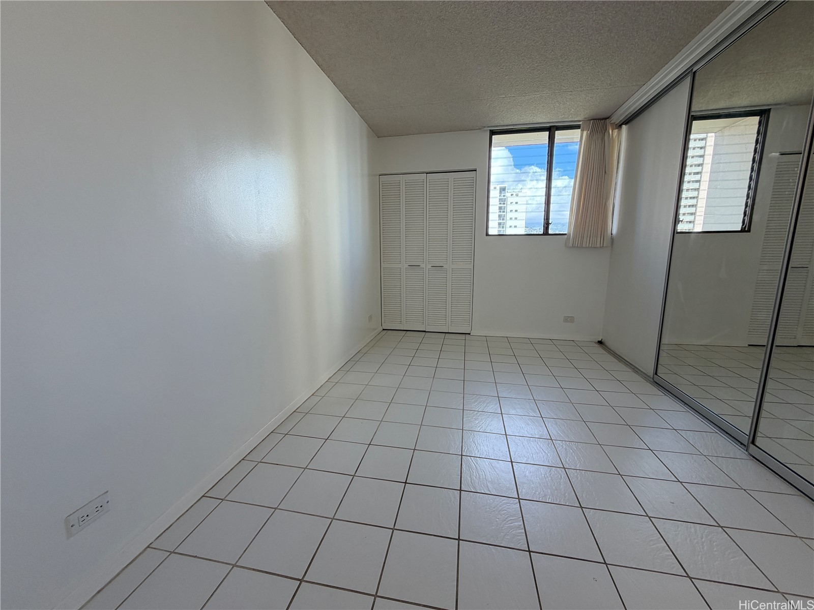 2240 Kuhio Avenue 1002 Property Photo 5