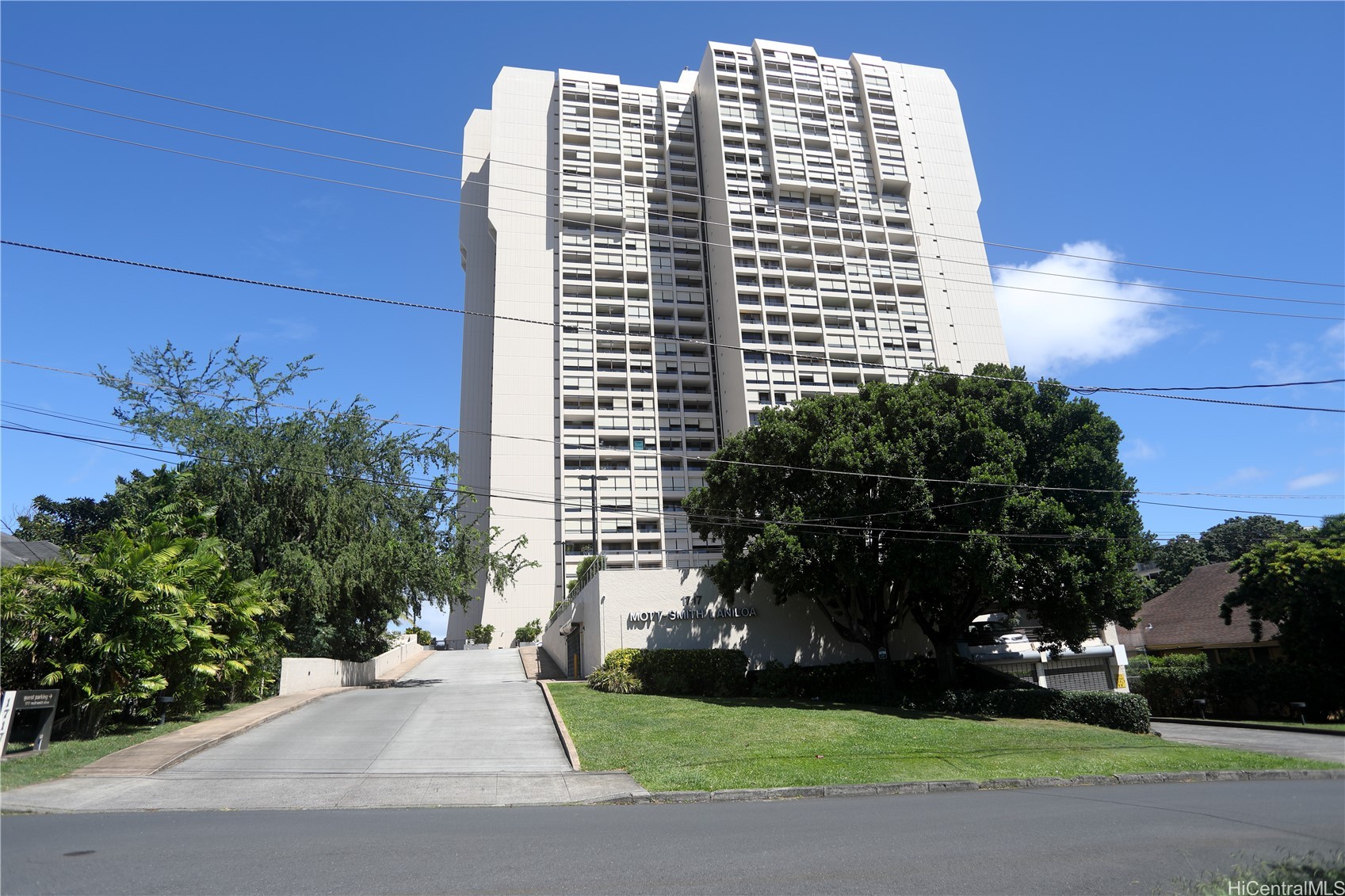 1717 Mott Smith Drive 914 Property Photo 1