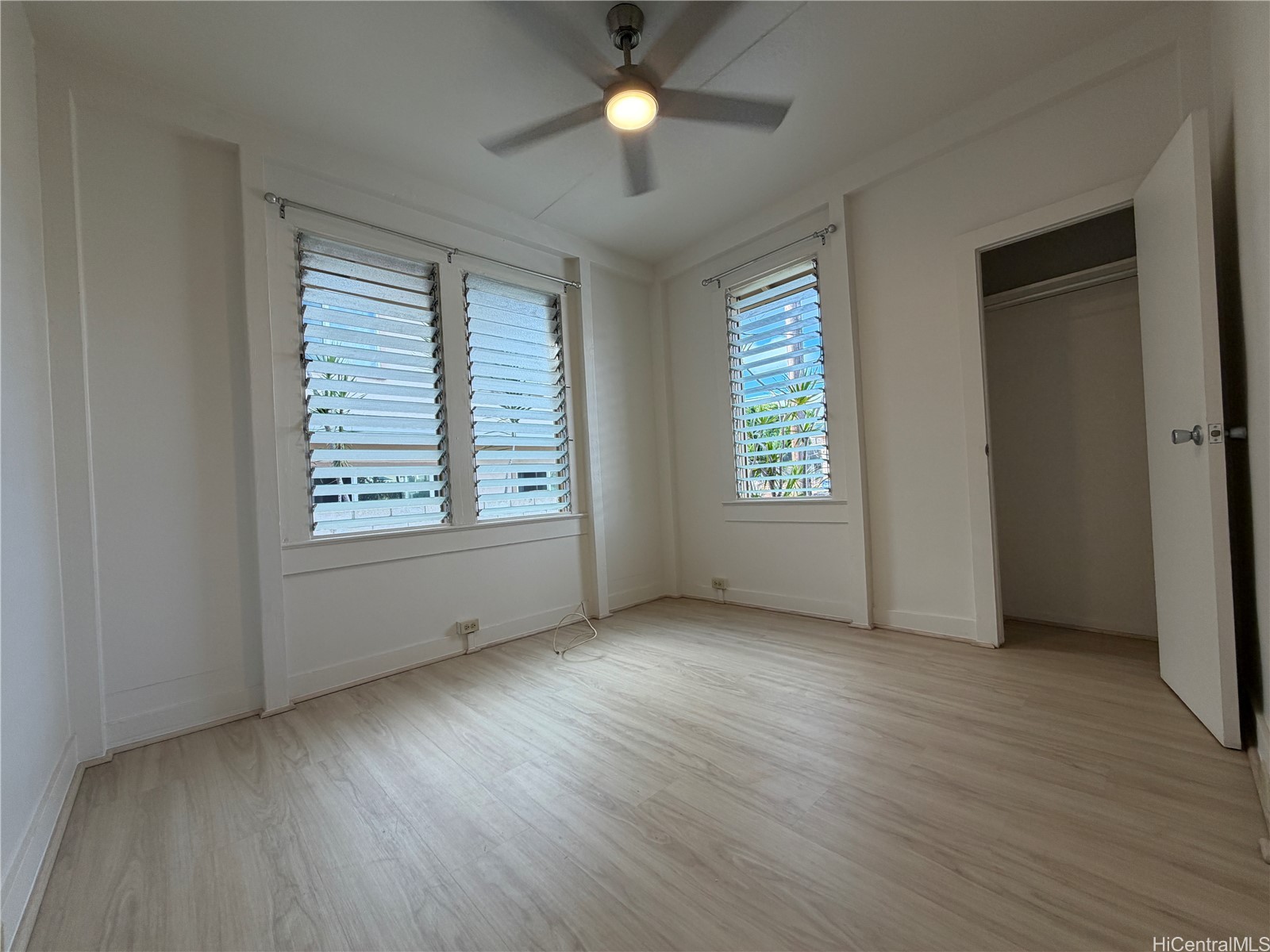3239 Harding Avenue Property Photo 6