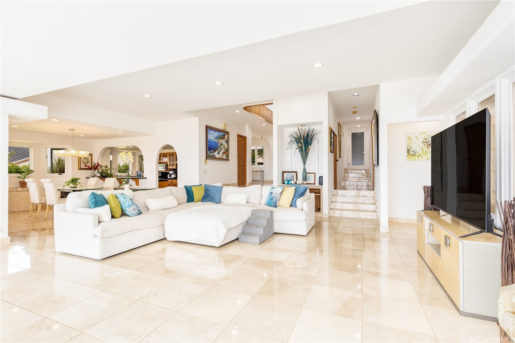869 Ikena Circle Property Photo 4