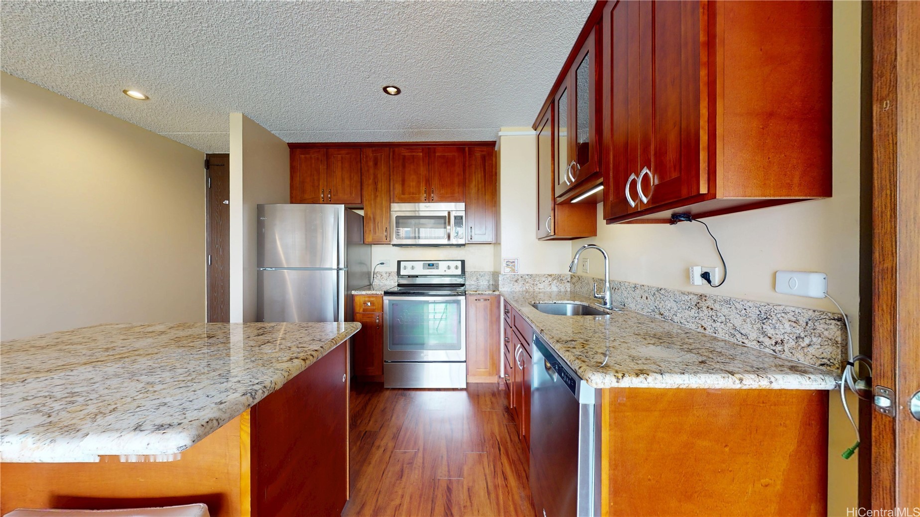 411 Hobron Lane 804 Property Photo 2