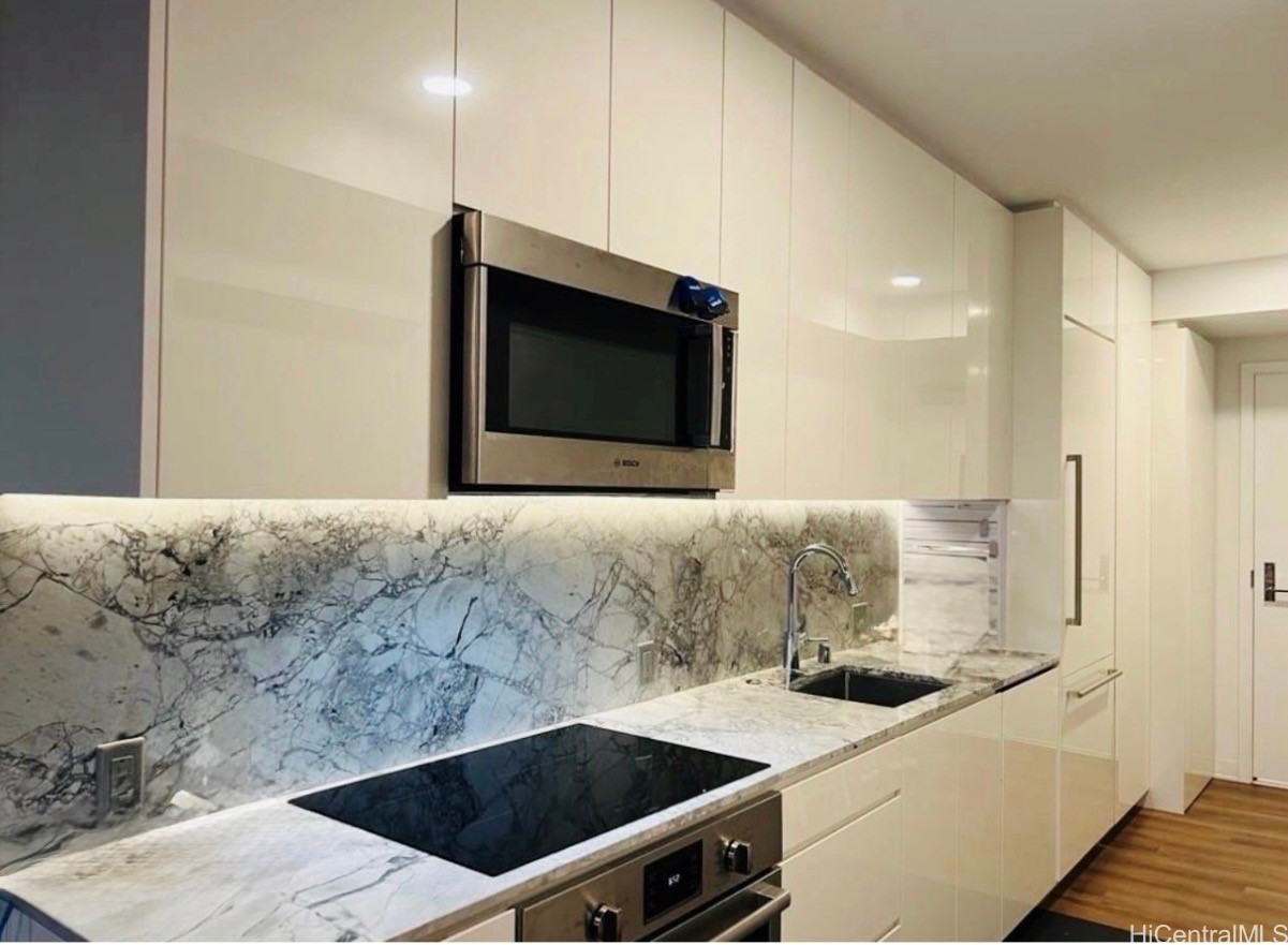 987 Queen Street 3405 Property Photo 1