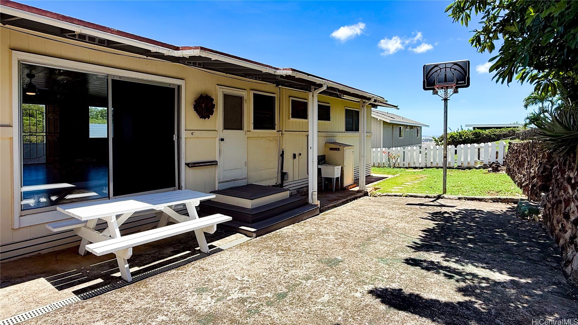1654 Haku Street Property Photo 4
