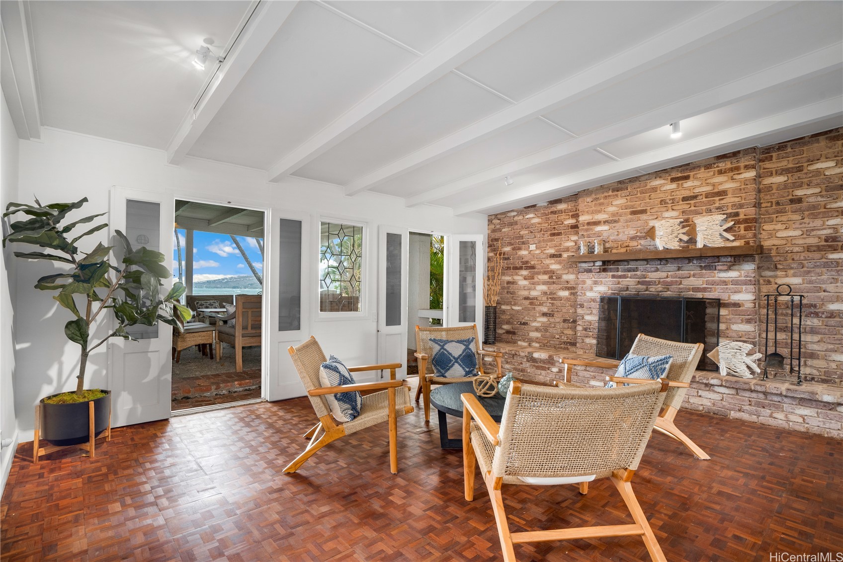 431/433 Portlock Road Property Photo 5