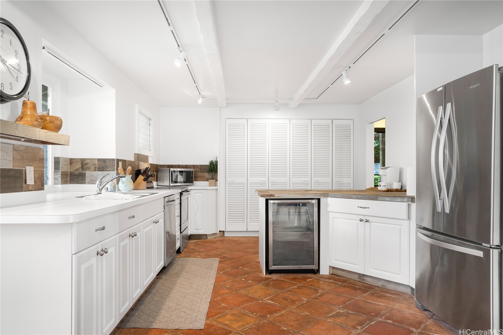 431/433 Portlock Road Property Photo 6