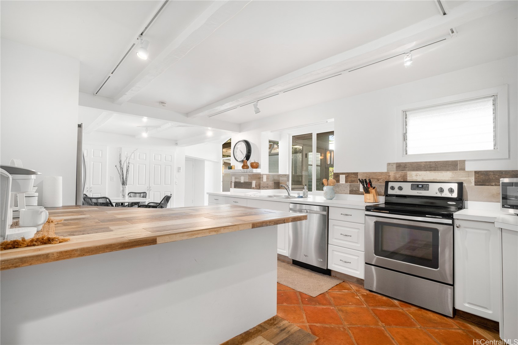 431/433 Portlock Road Property Photo 7