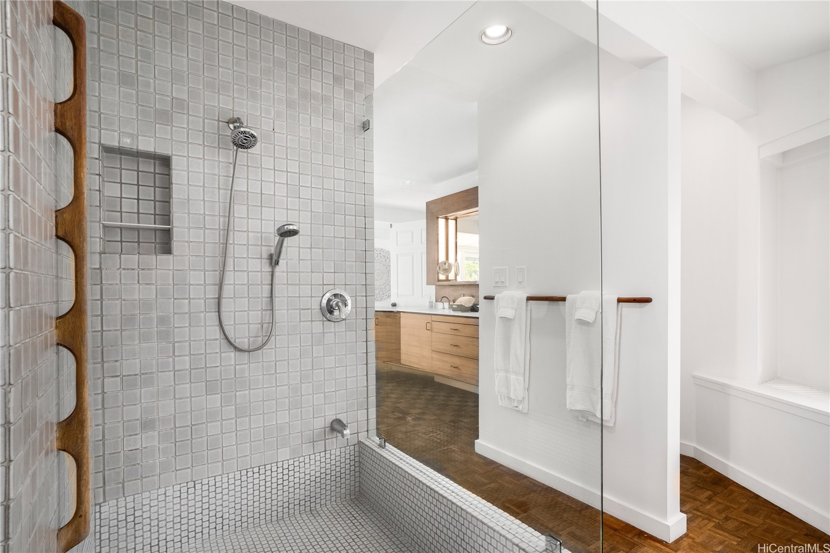 431/433 Portlock Road Property Photo 12