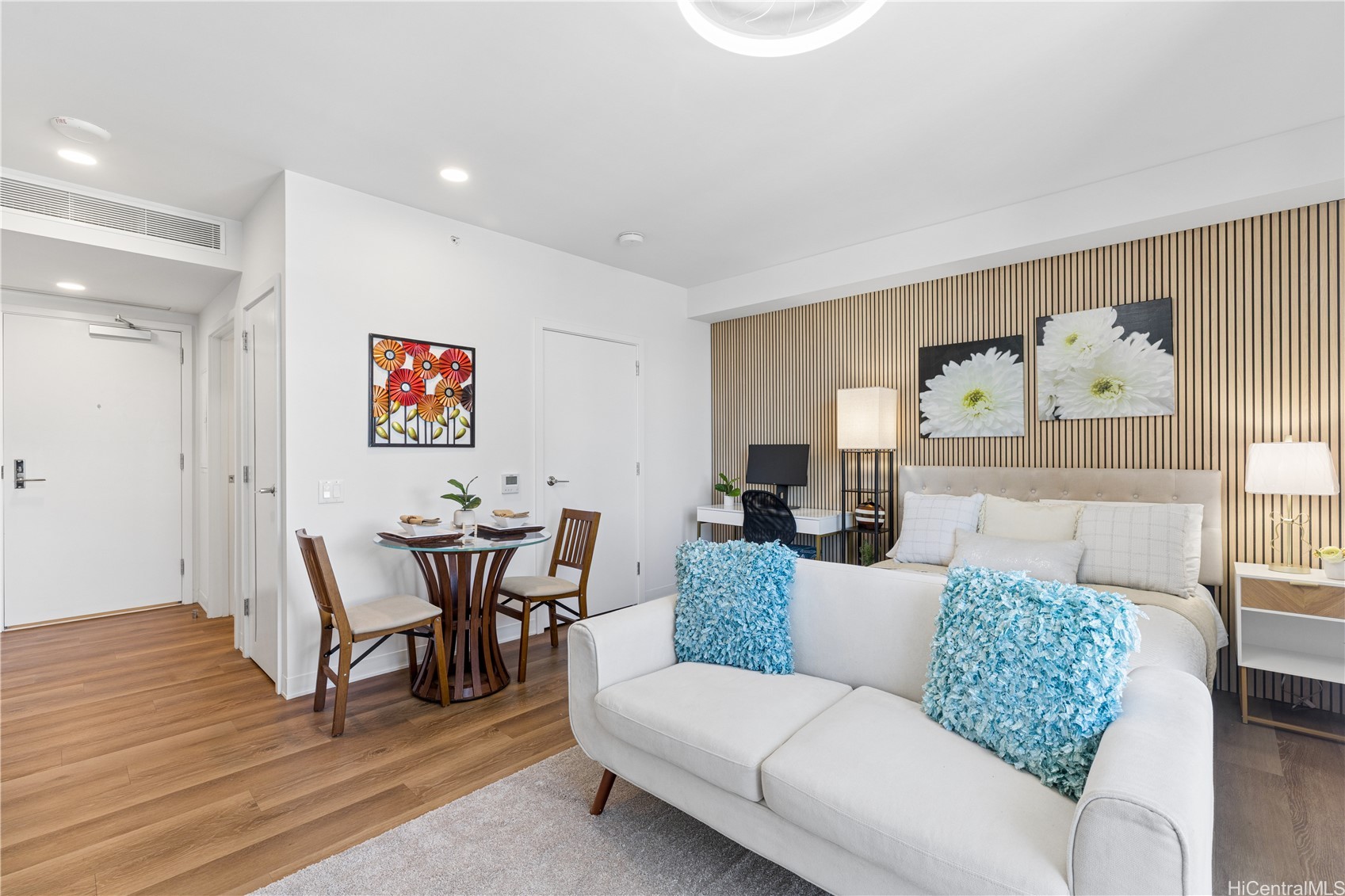 987 Queen Street 2216 Property Photo 2