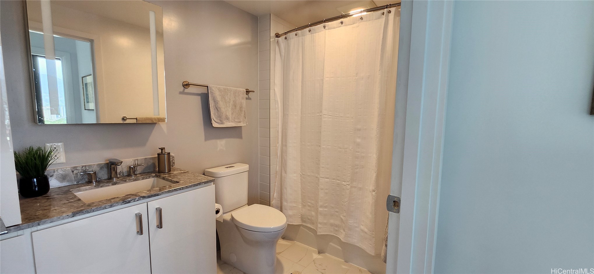 987 Queen Street 1614 Property Photo 12