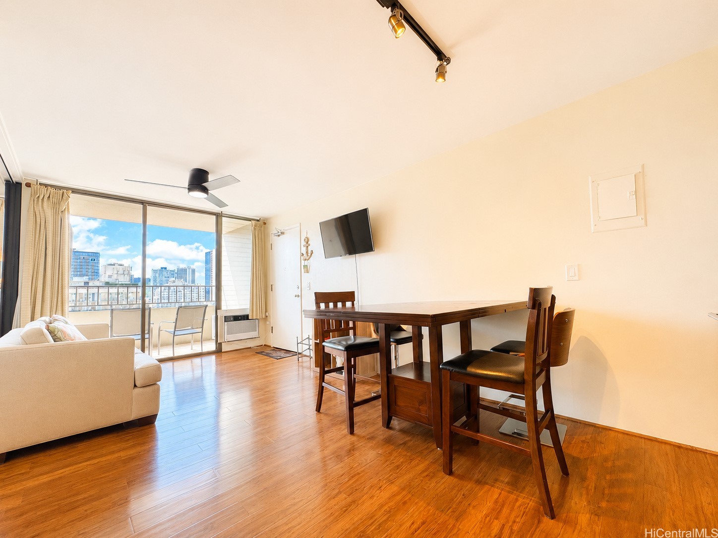 2240 Kuhio Avenue 1607 Property Photo 2