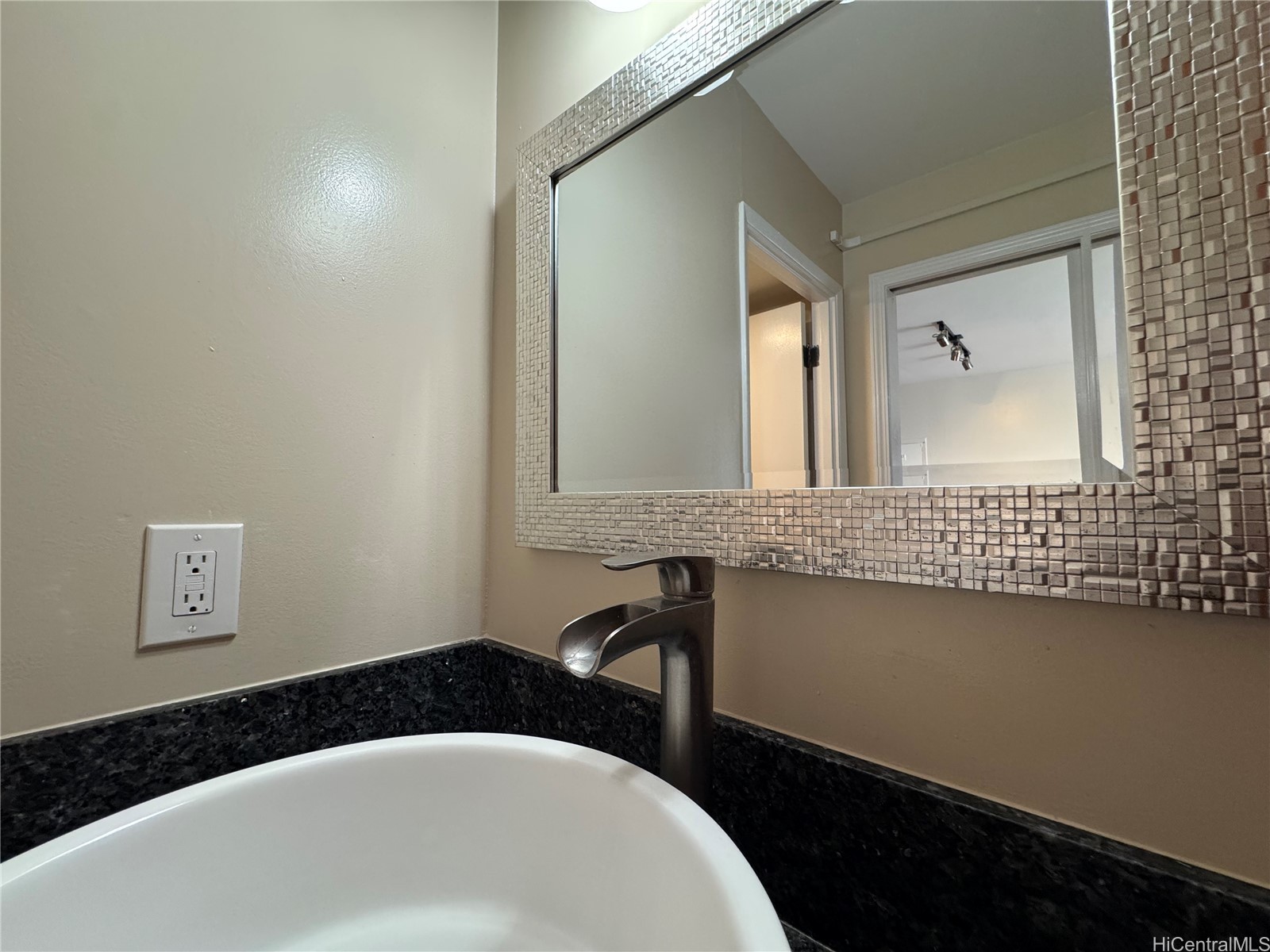 2240 Kuhio Avenue 1607 Property Photo 14
