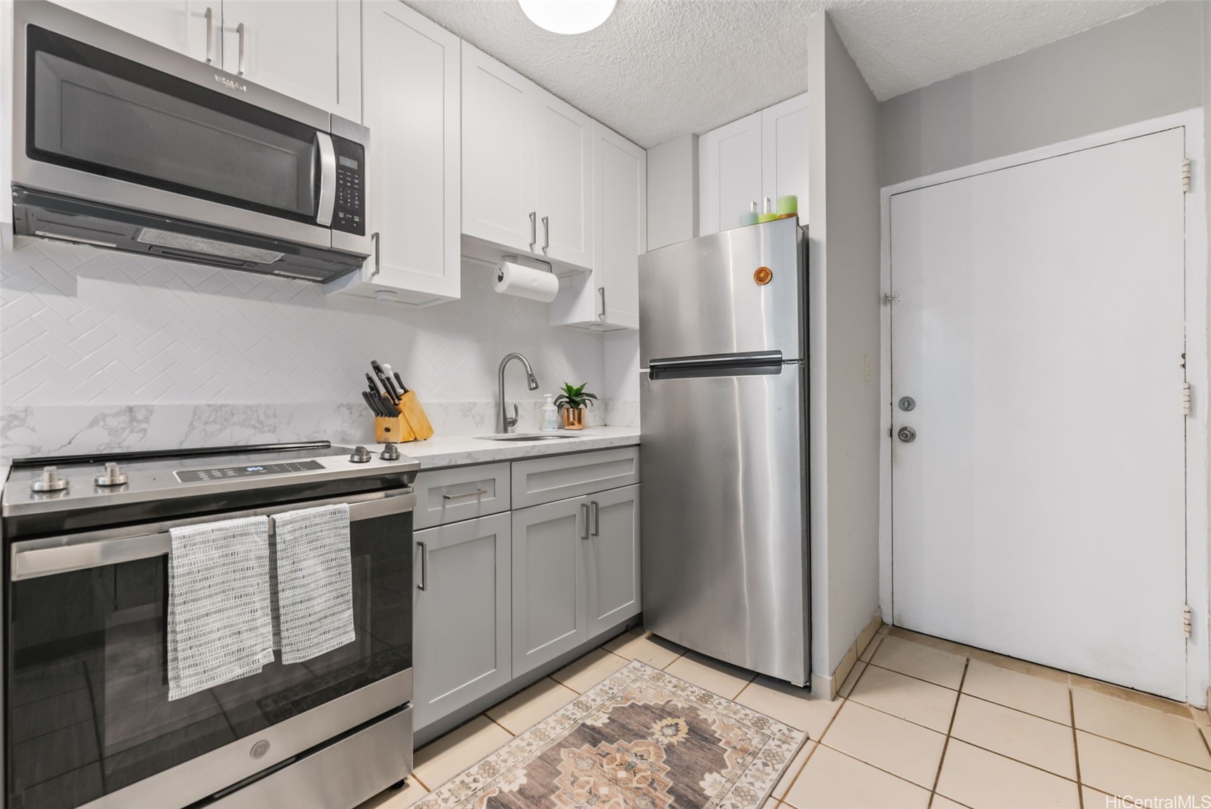 222 Kaiulani Avenue 201 Property Photo 8