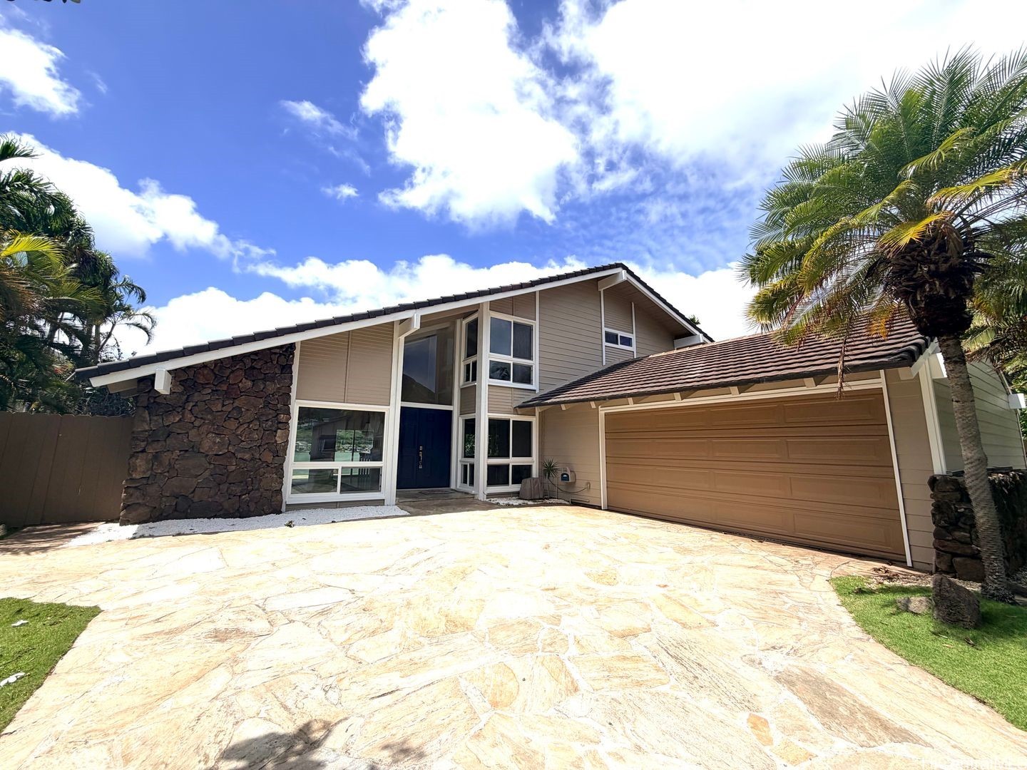 744 Kalanipuu Street Property Photo 1