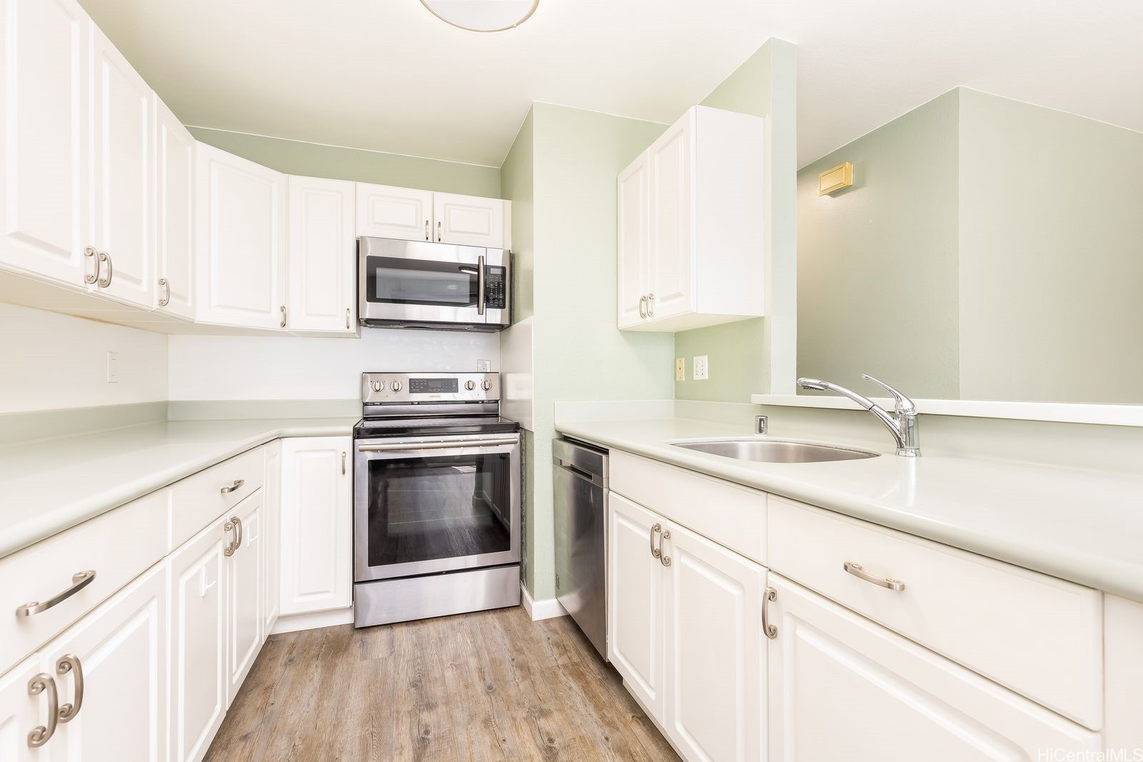 565 Mananai Place 27e Property Photo 6